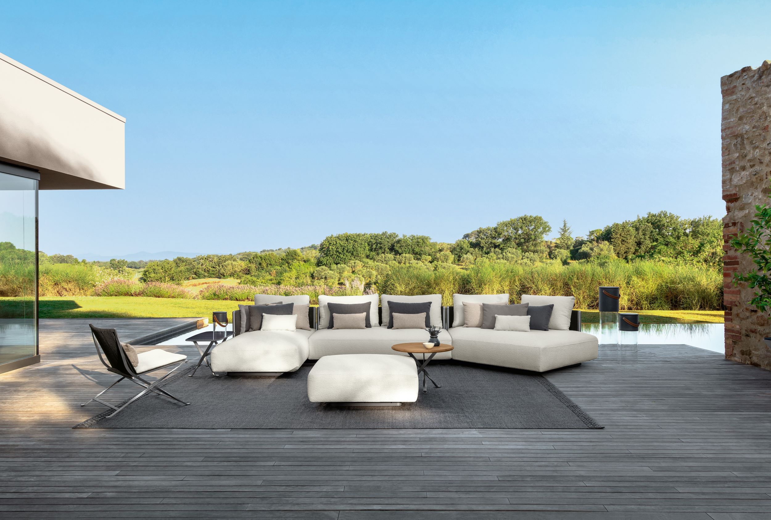 luxe tuinmeubels bij zwembad