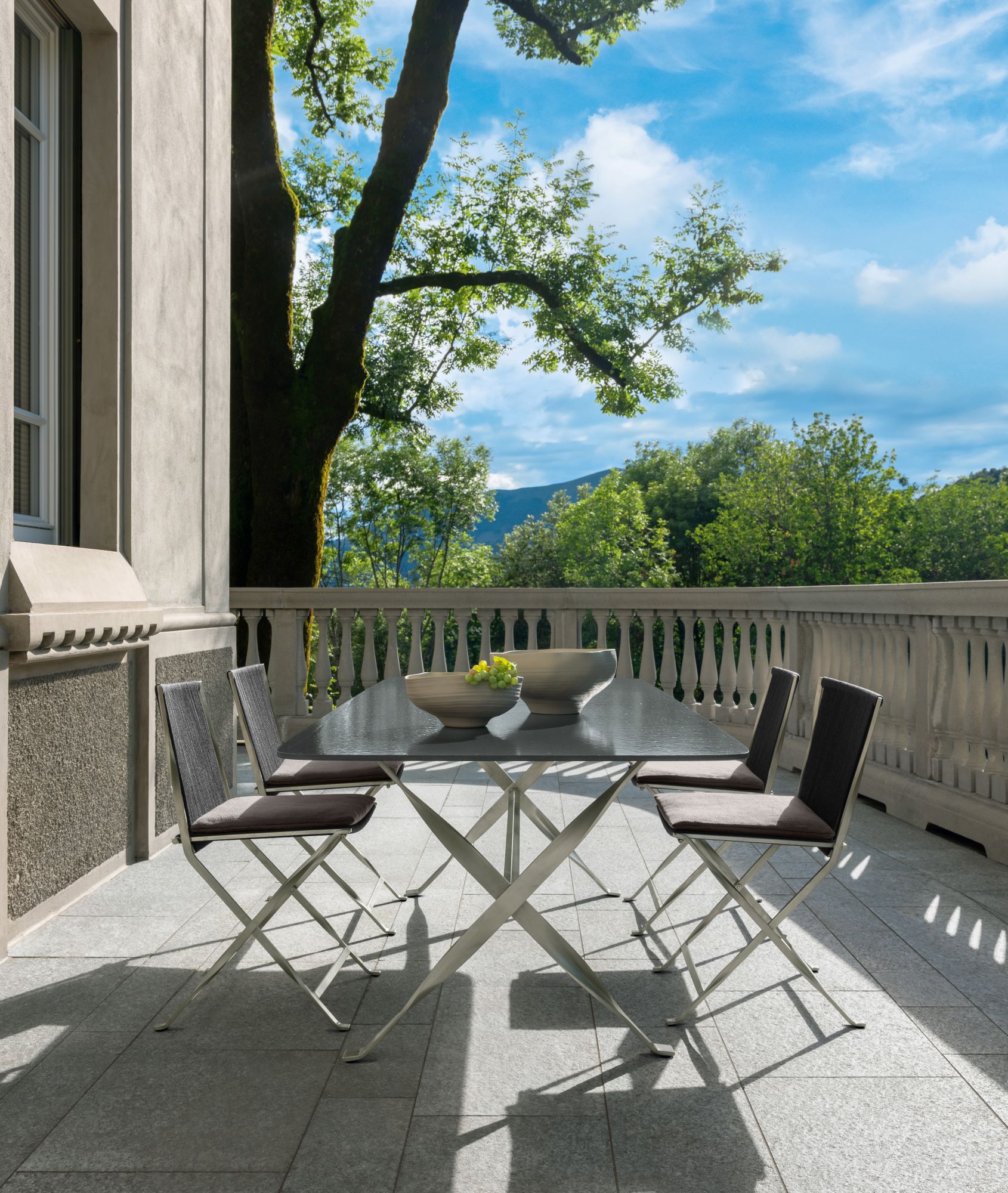 luxe eettafel in tuin