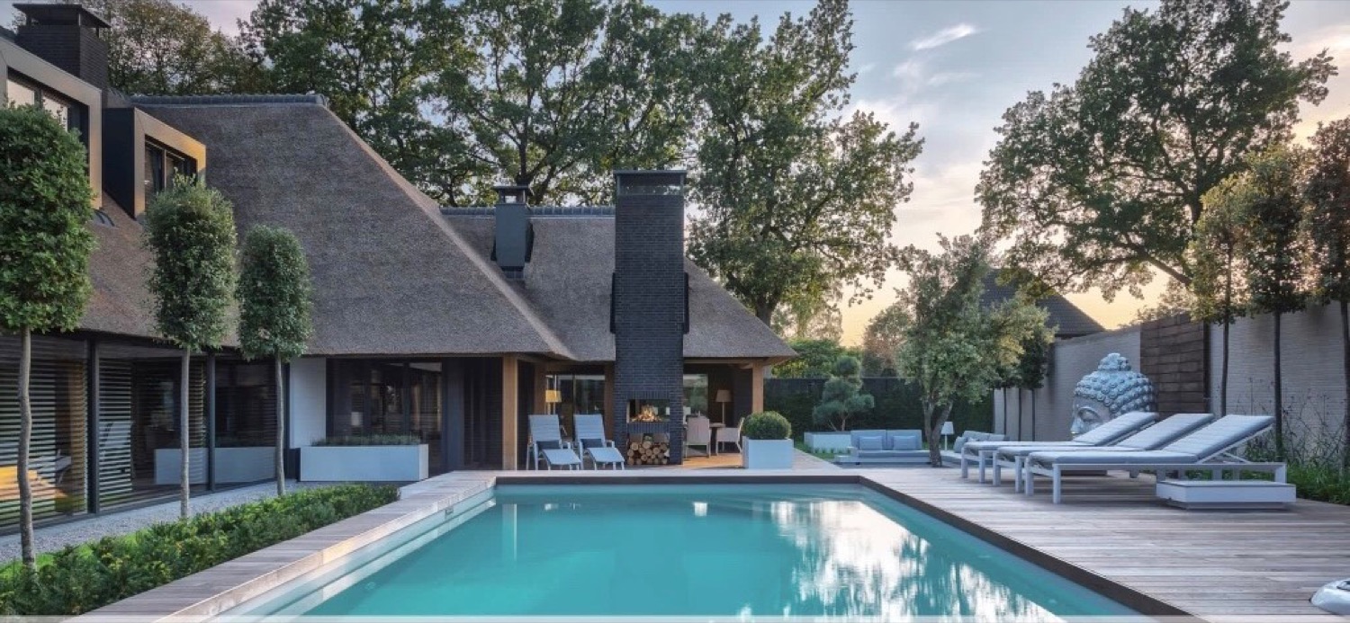 moderne rietgedekte villa