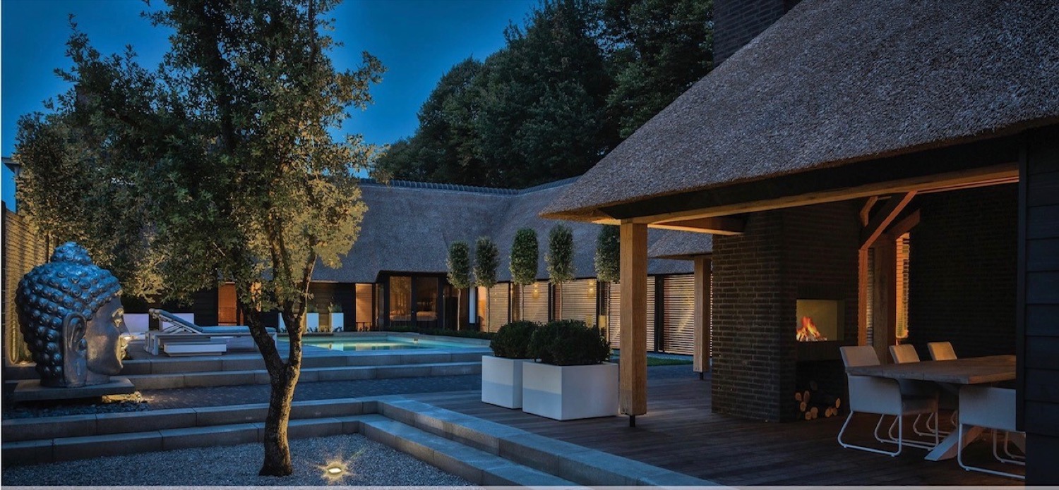 villa tuin in de avond