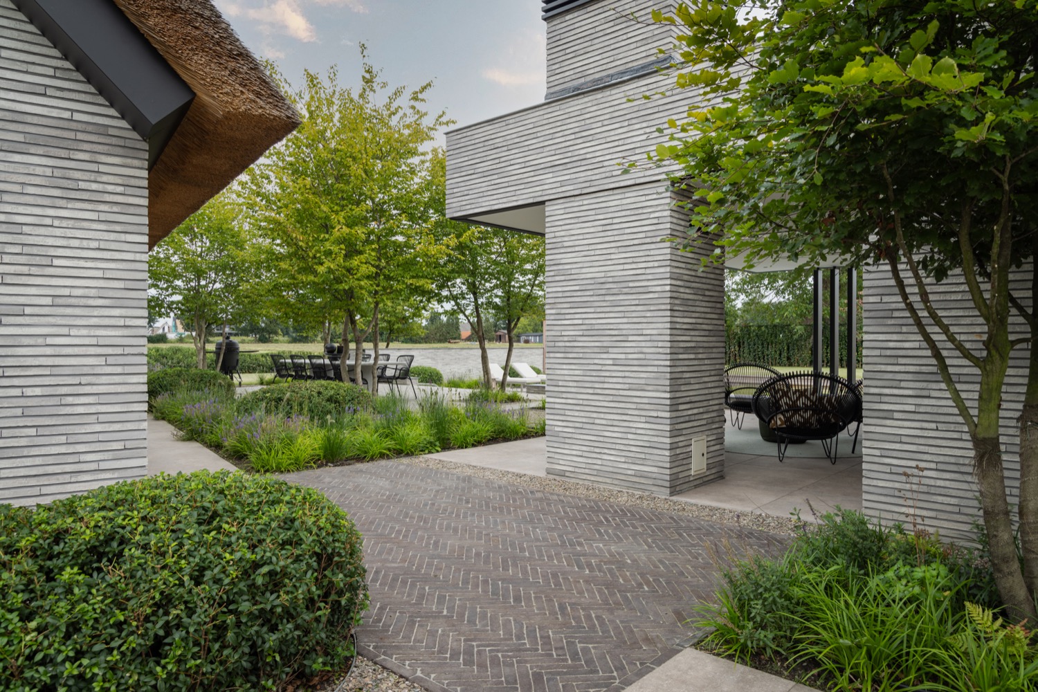 overkapping bij moderne villa