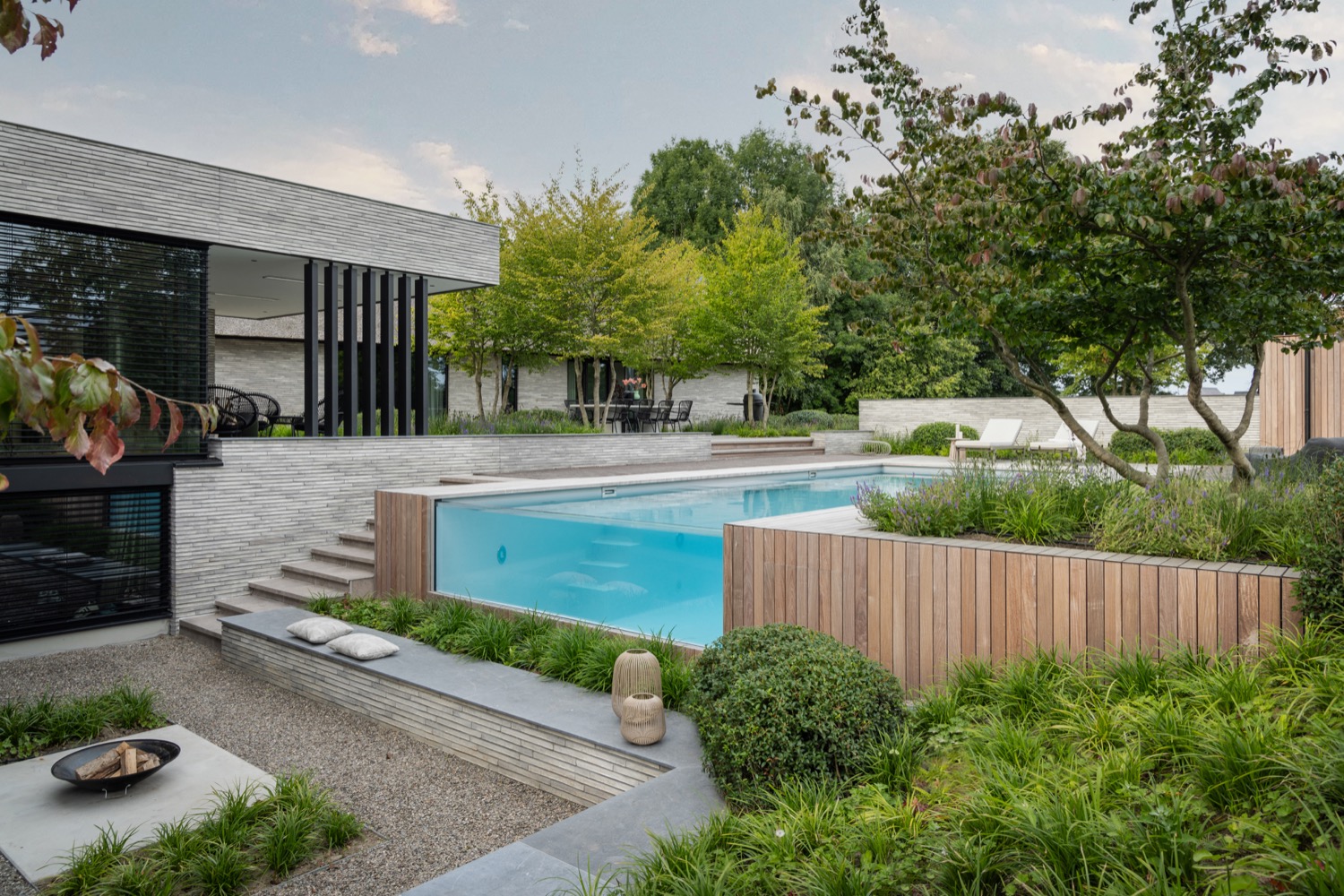zwembad bij luxe villa met glazen wand