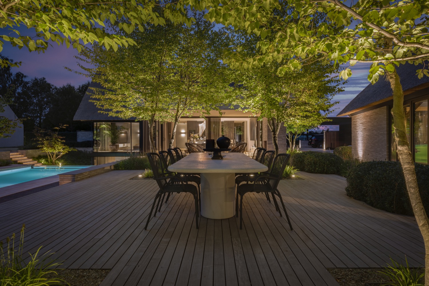 terras in de avond