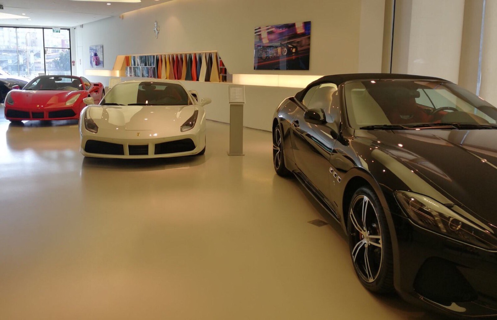 showroom met luxe gietvloer