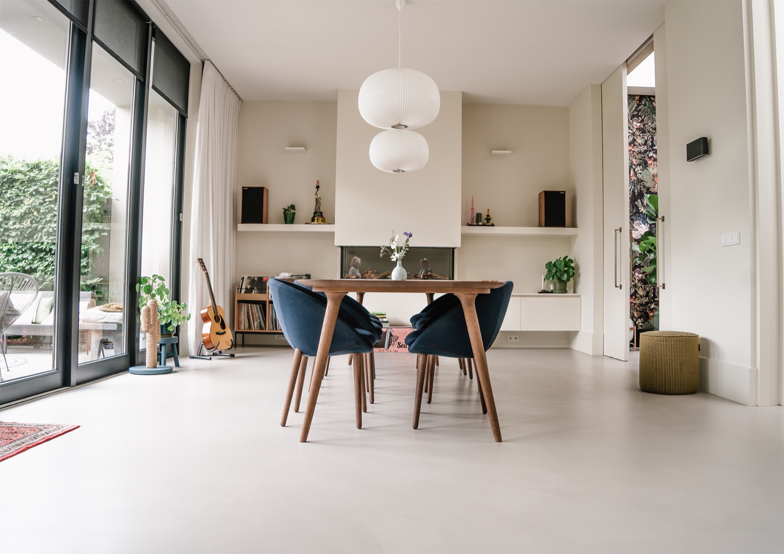 eetkamer met luxe gietvloer