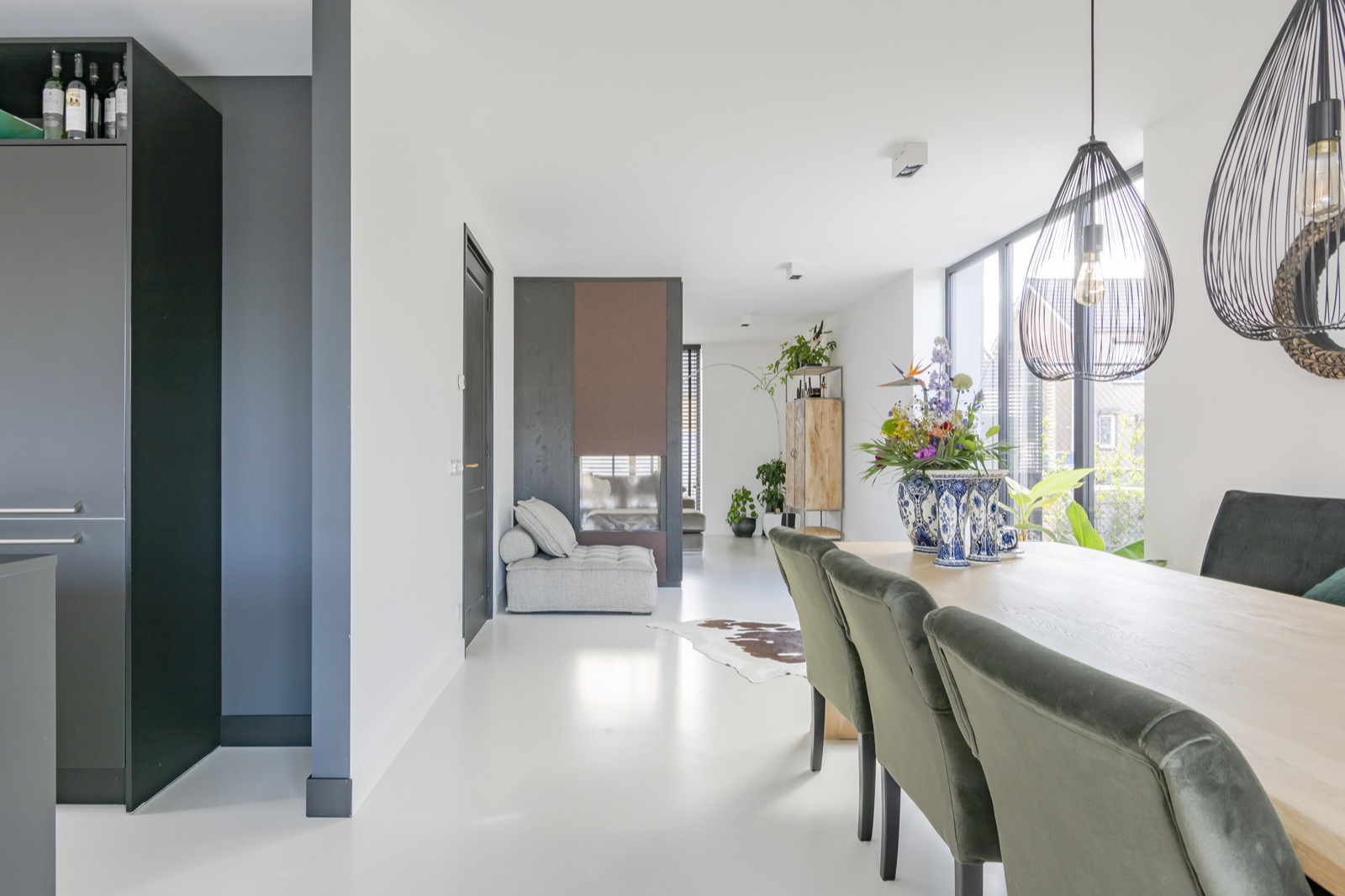 eetkamer inrichting met gietvloer