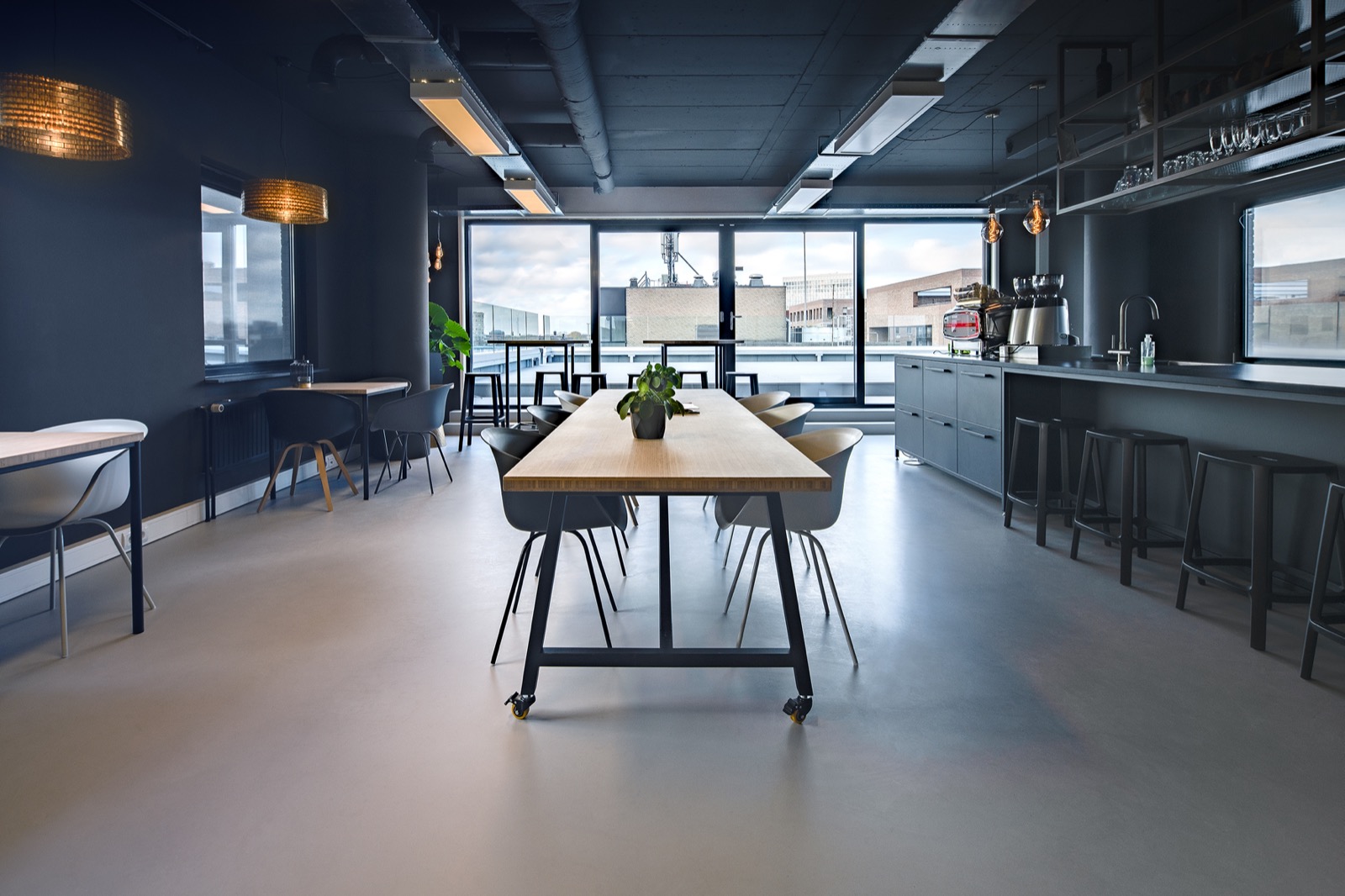 interieur bedrijf met luxe gietvloer