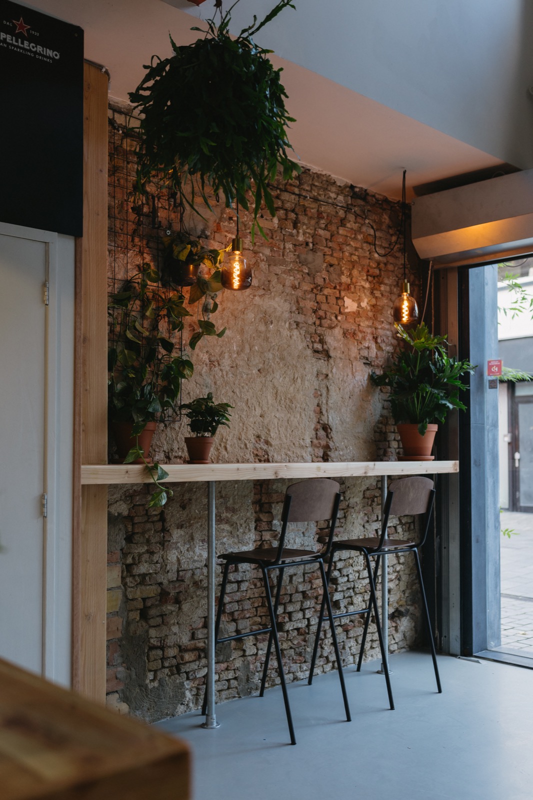 interieur cafe met gietvloer