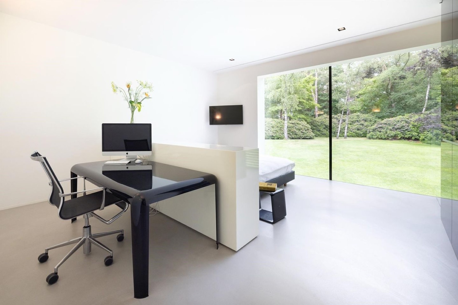 slaapkamer met bureau en gietvloer