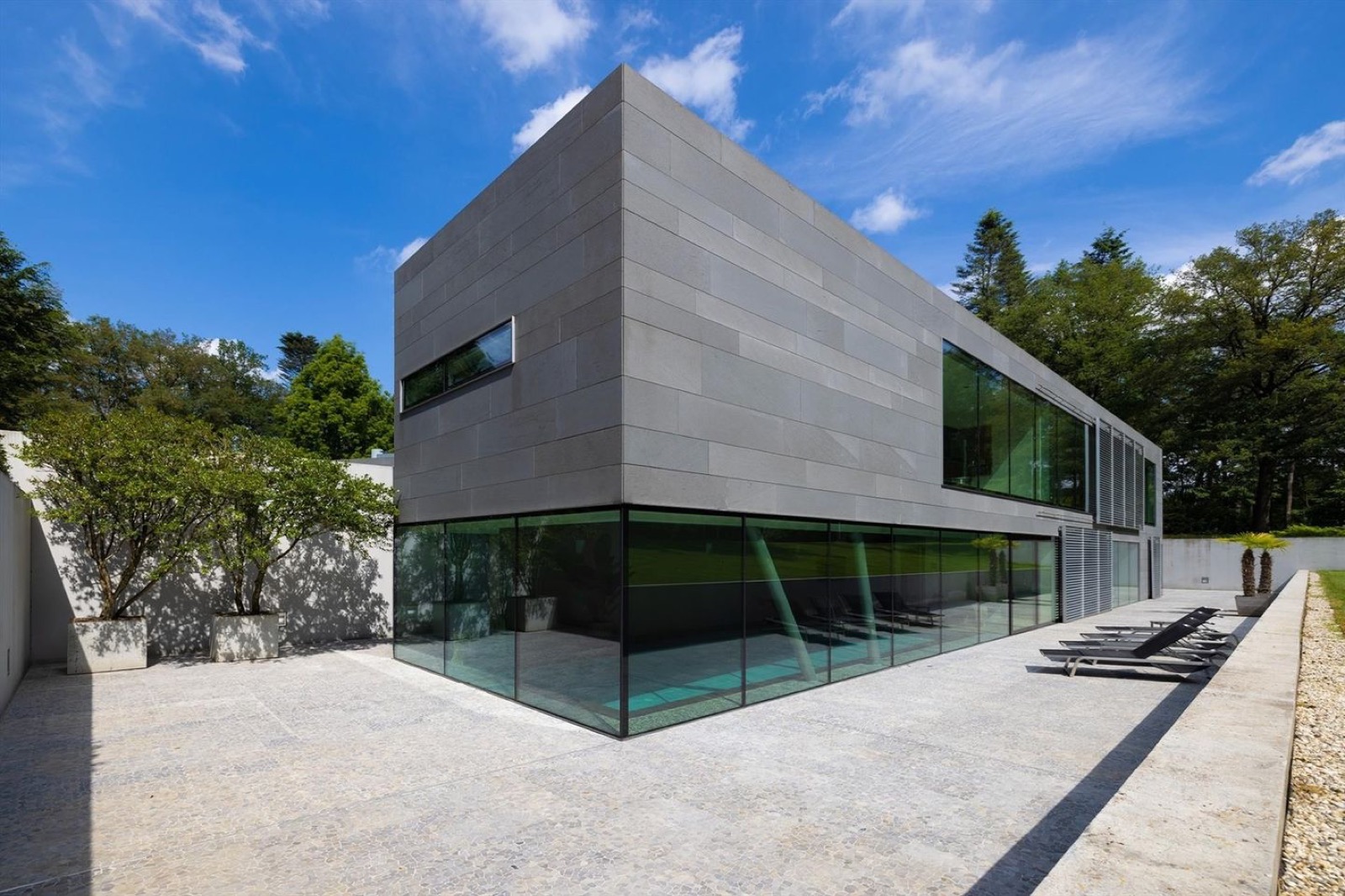 bijgebouw met zwembad