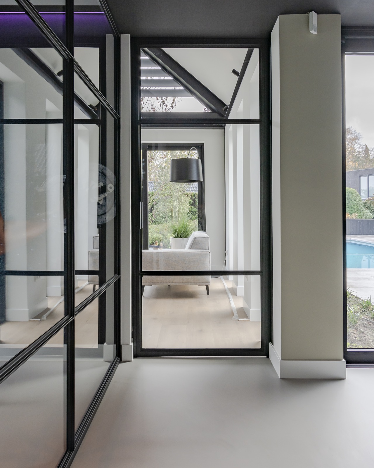 hal met stalen deuren