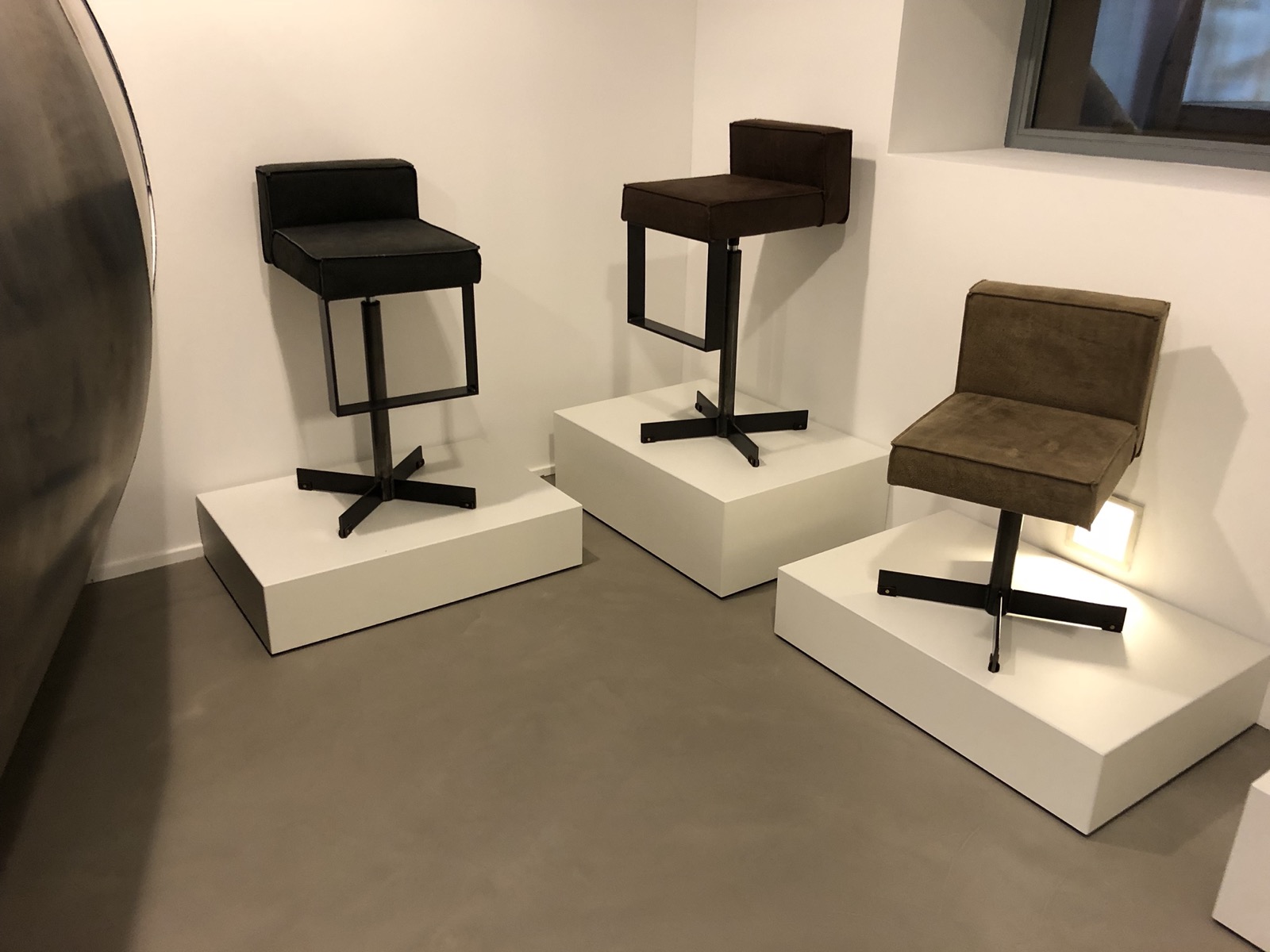 stoelen op gietvloer