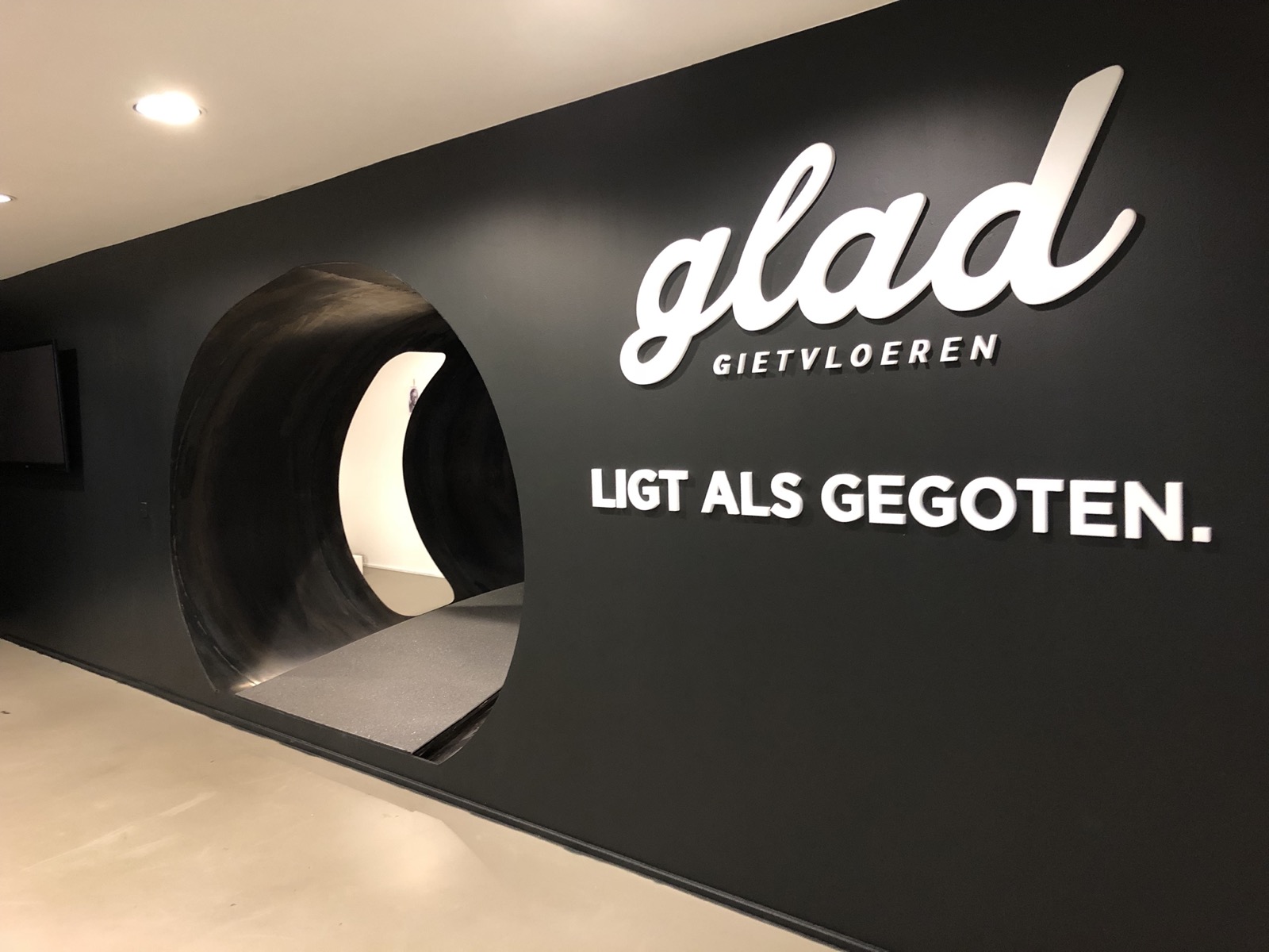 showroom met luxe gietvloer