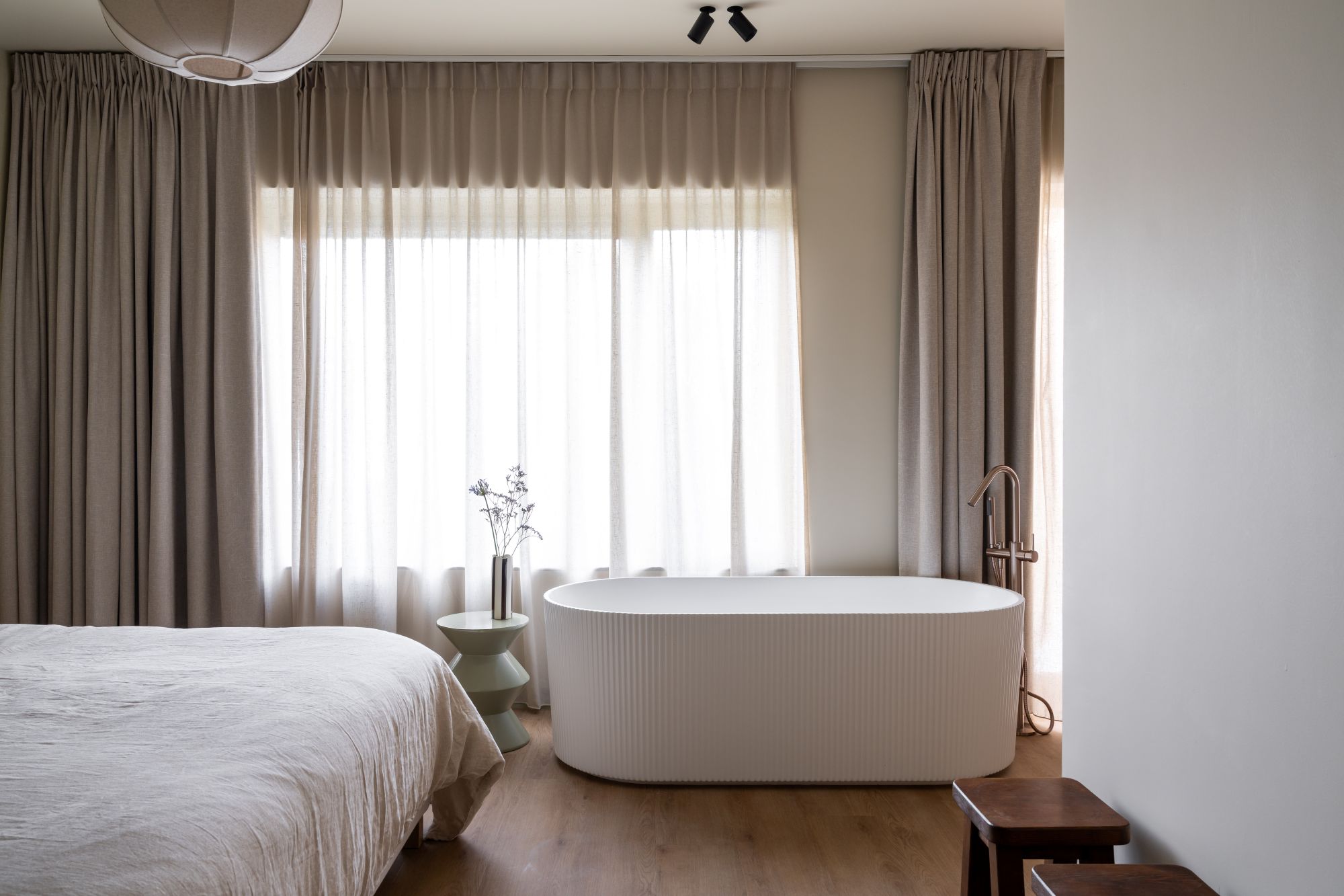 slaapkamer met vrijstaand bad