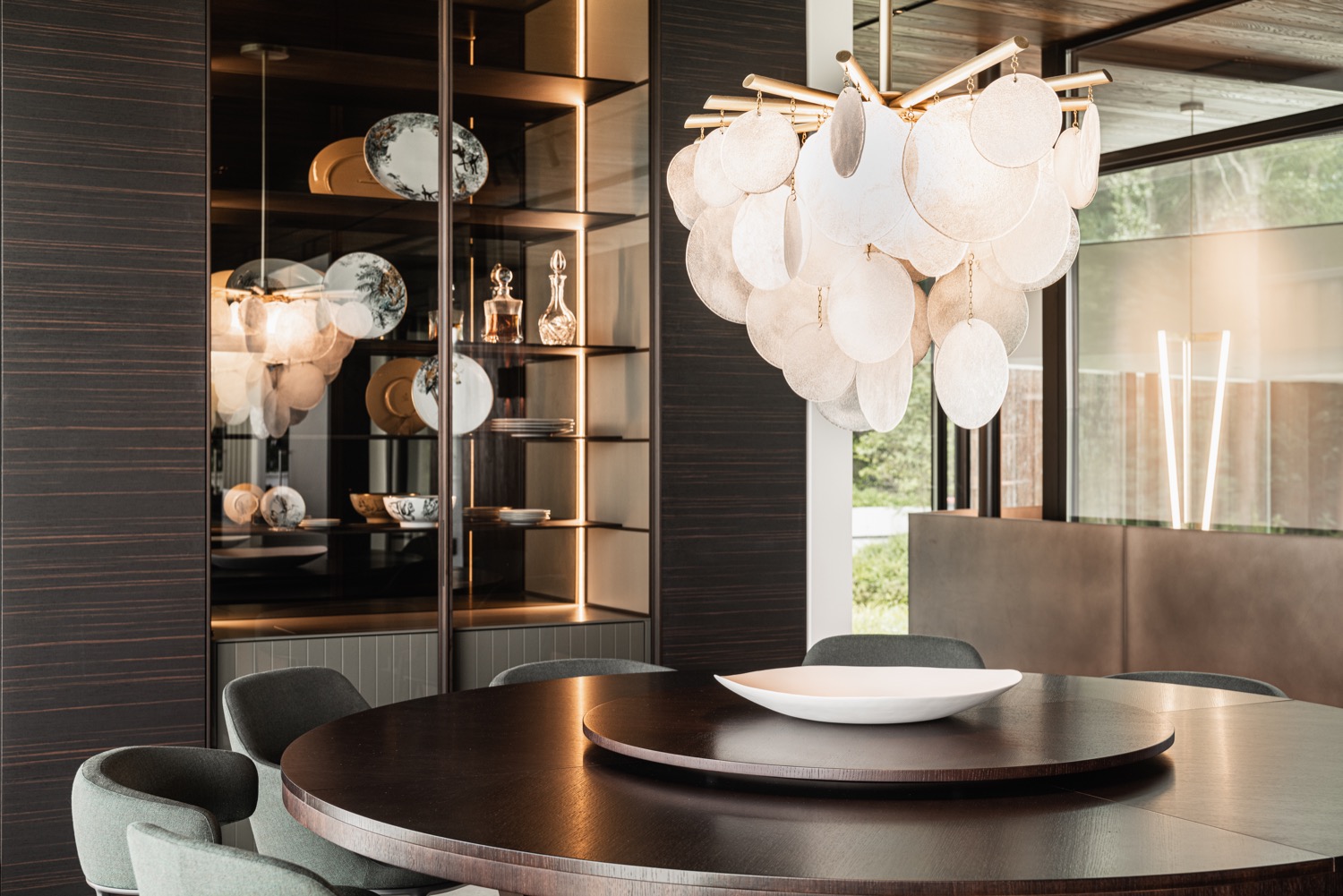 eettafel met designlamp
