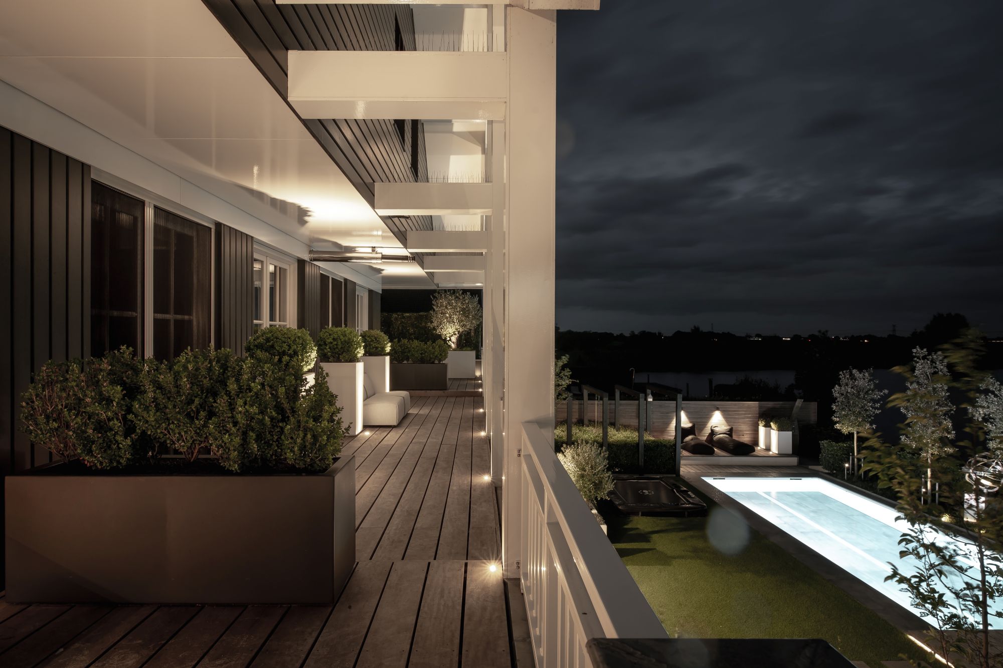 villa tuin met zwembad