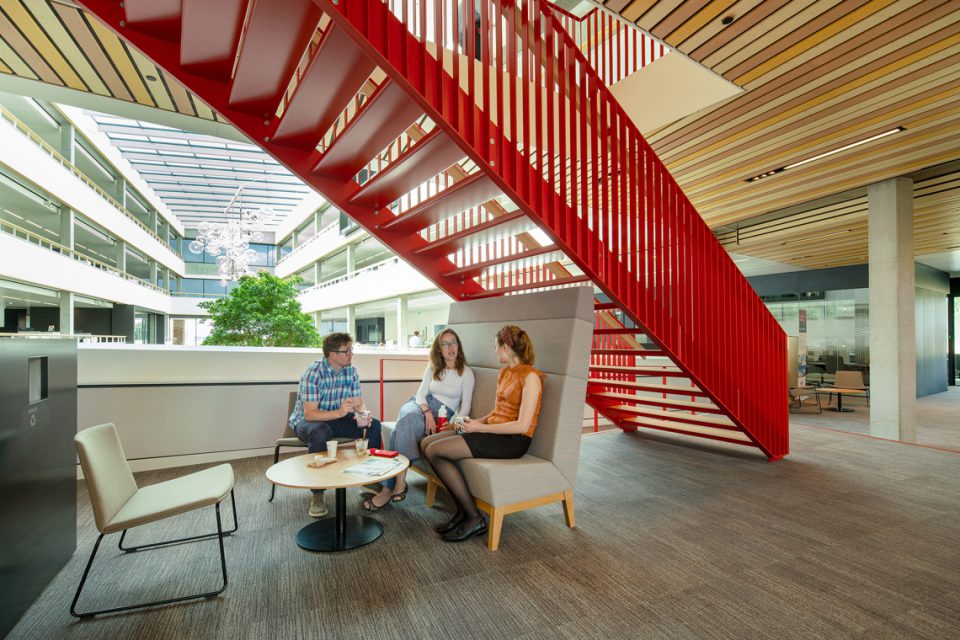 interieur met trap en meubels