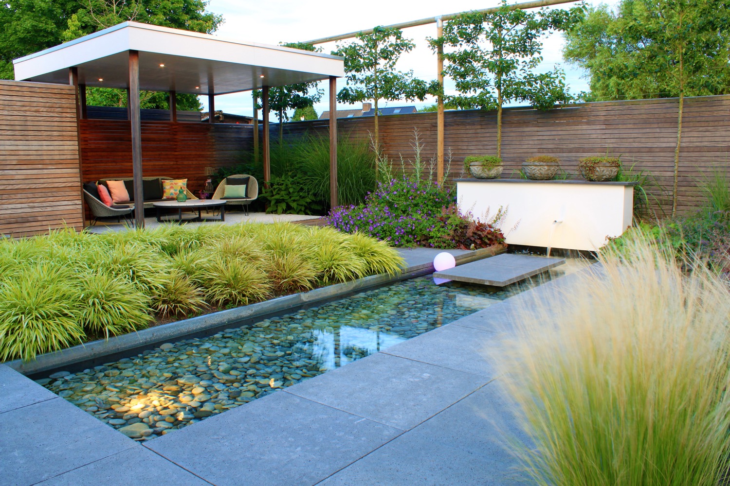 vijver in strakke tuin