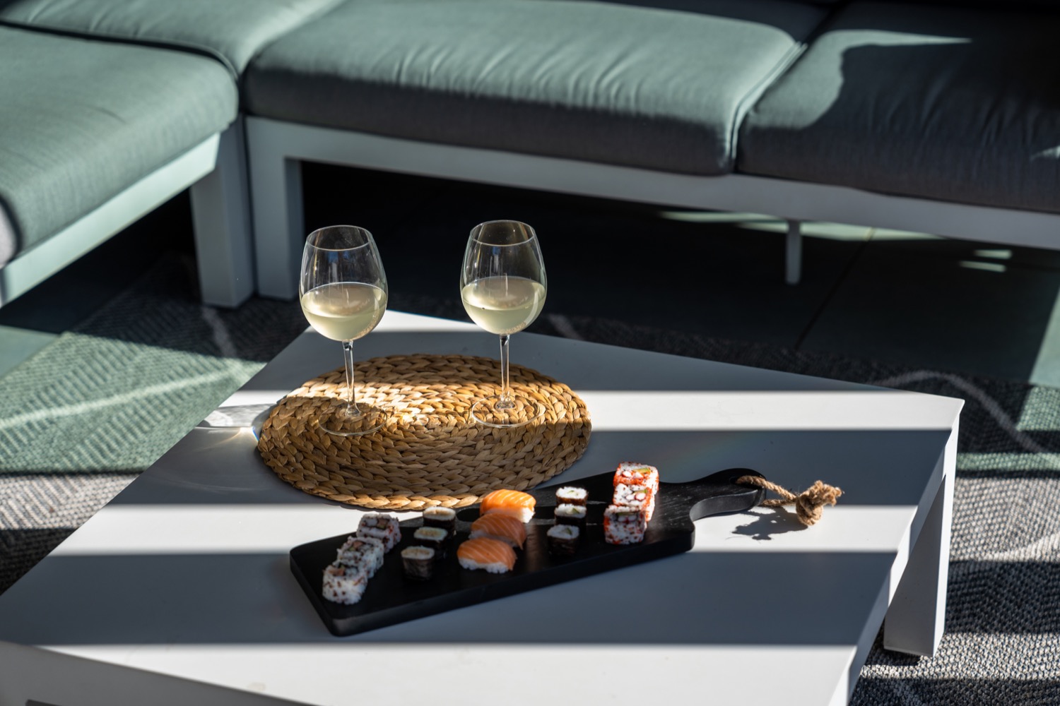 tuintafel met wijnglazen