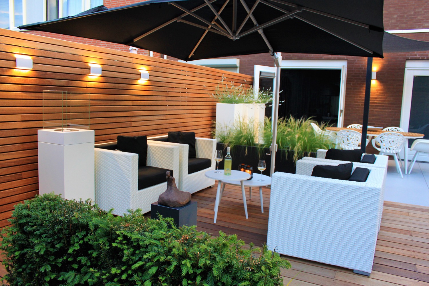 tuin met houten terras