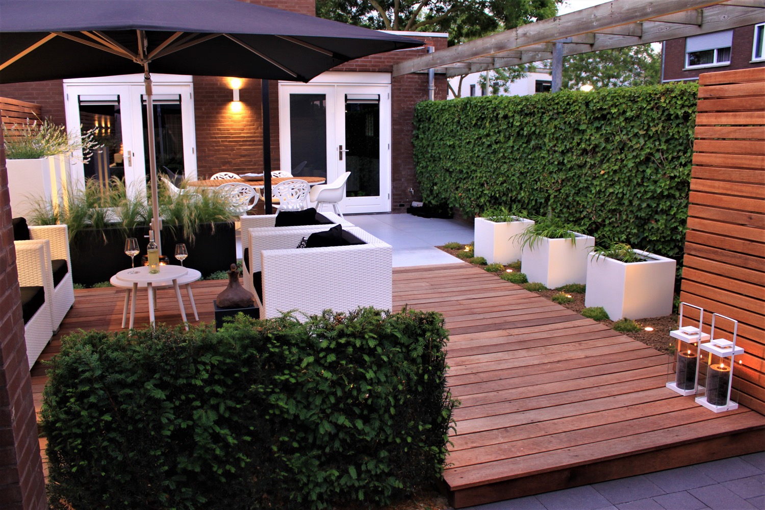 stadstuin met houten terras