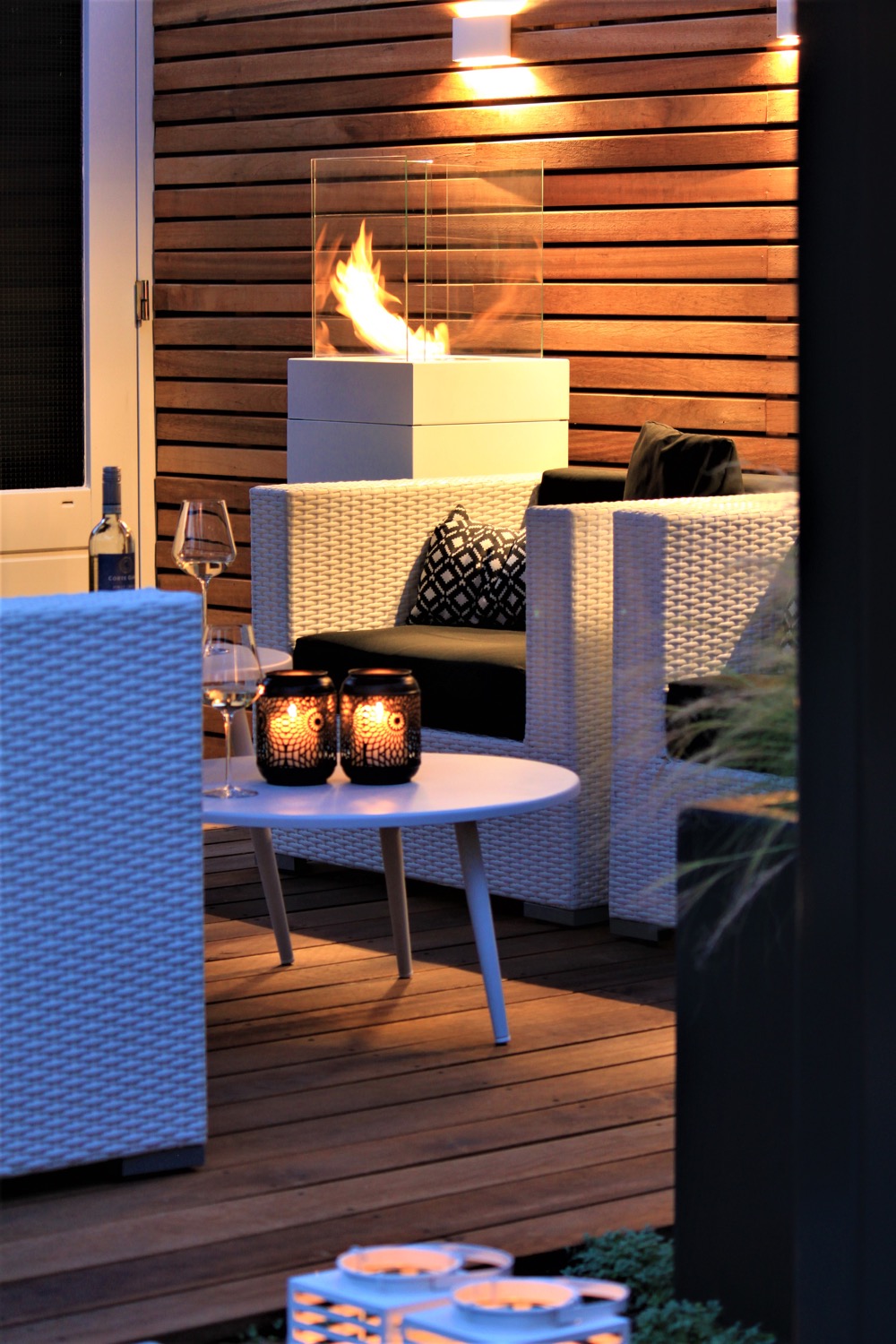 witte tuinmeubels op terras