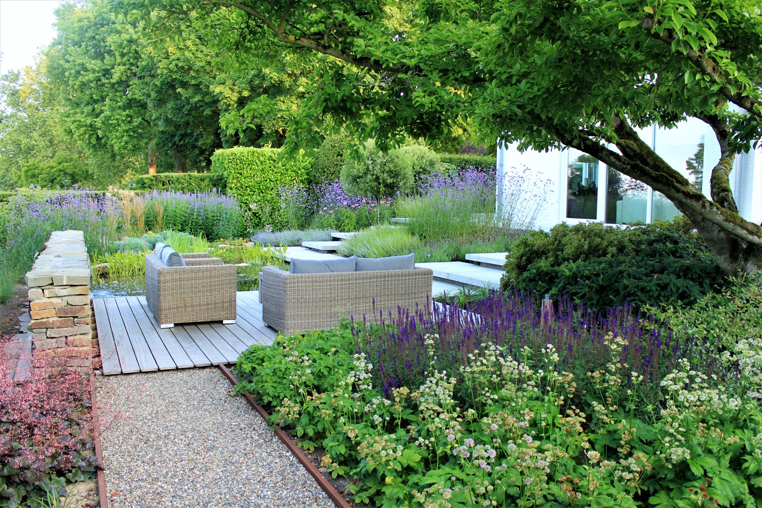 terras in luxe tuin