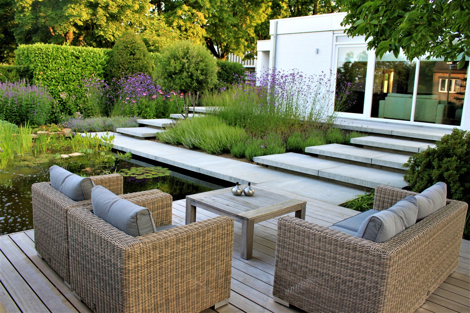 terras in vijvertuin