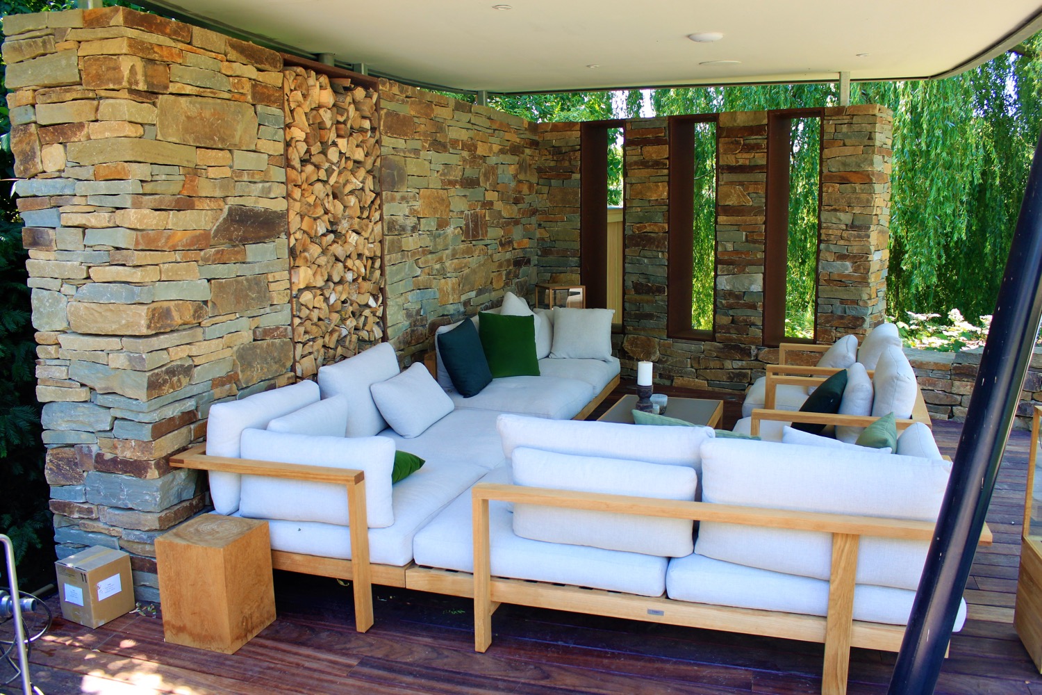 luxe tuinmeubels onder overkapping