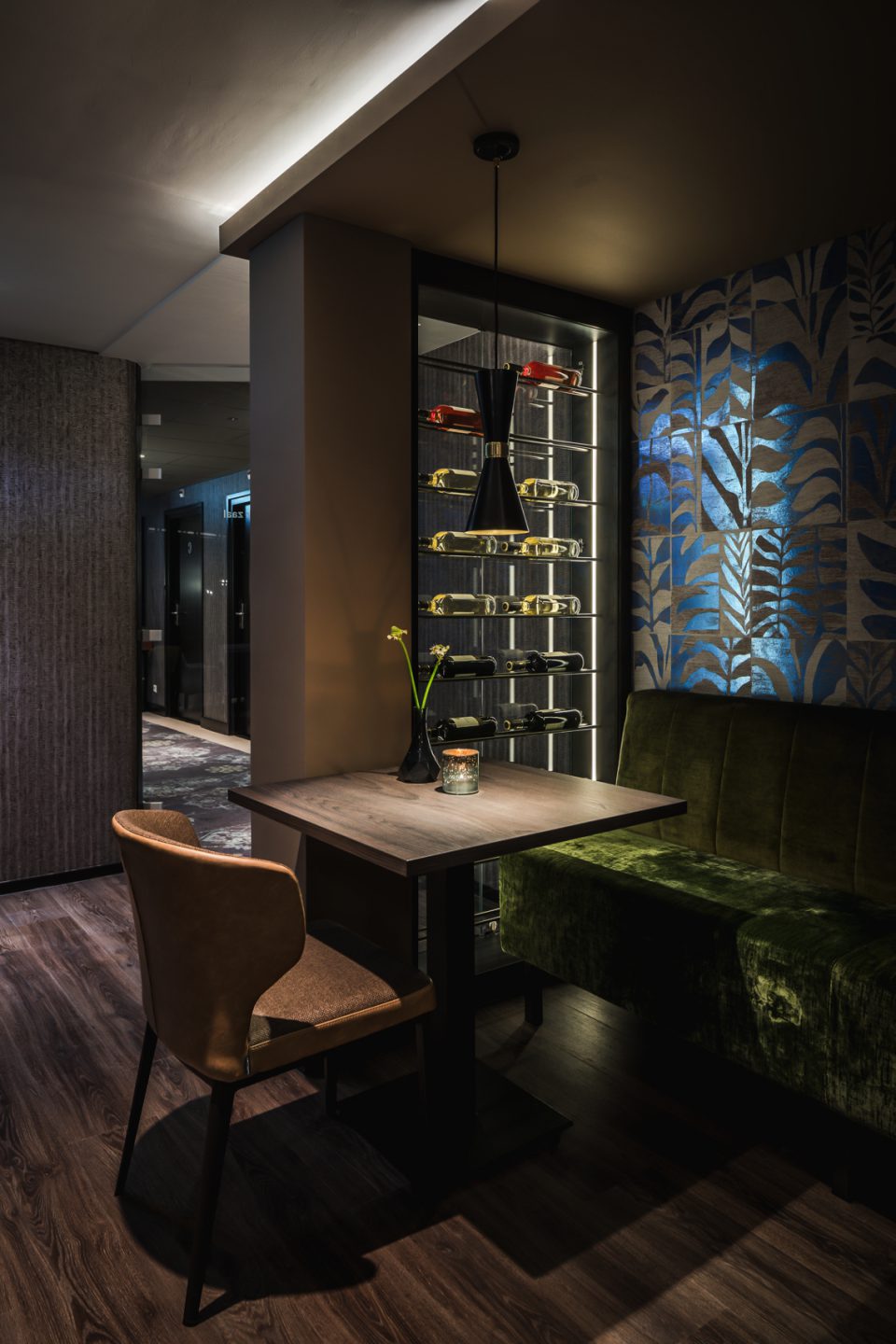 interieur bar met wijnkast