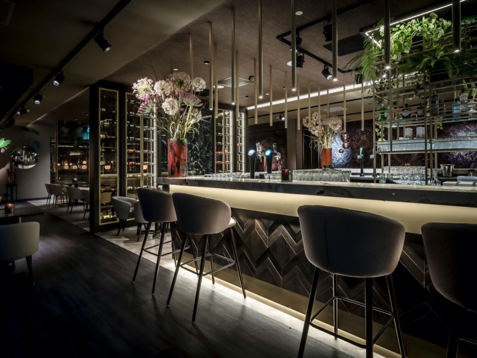 bar interieur met meubels