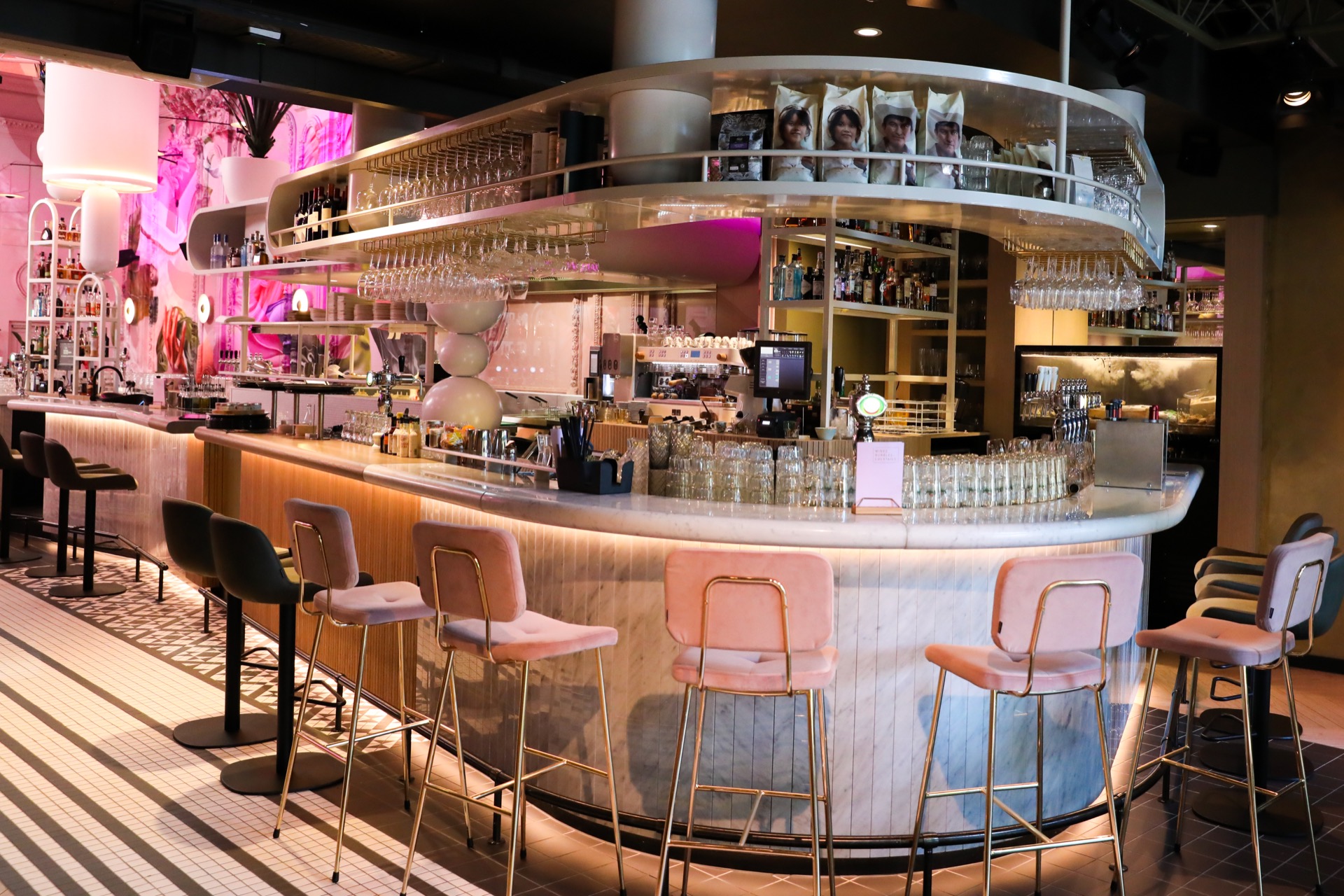 luxe bar met stalen barhemels