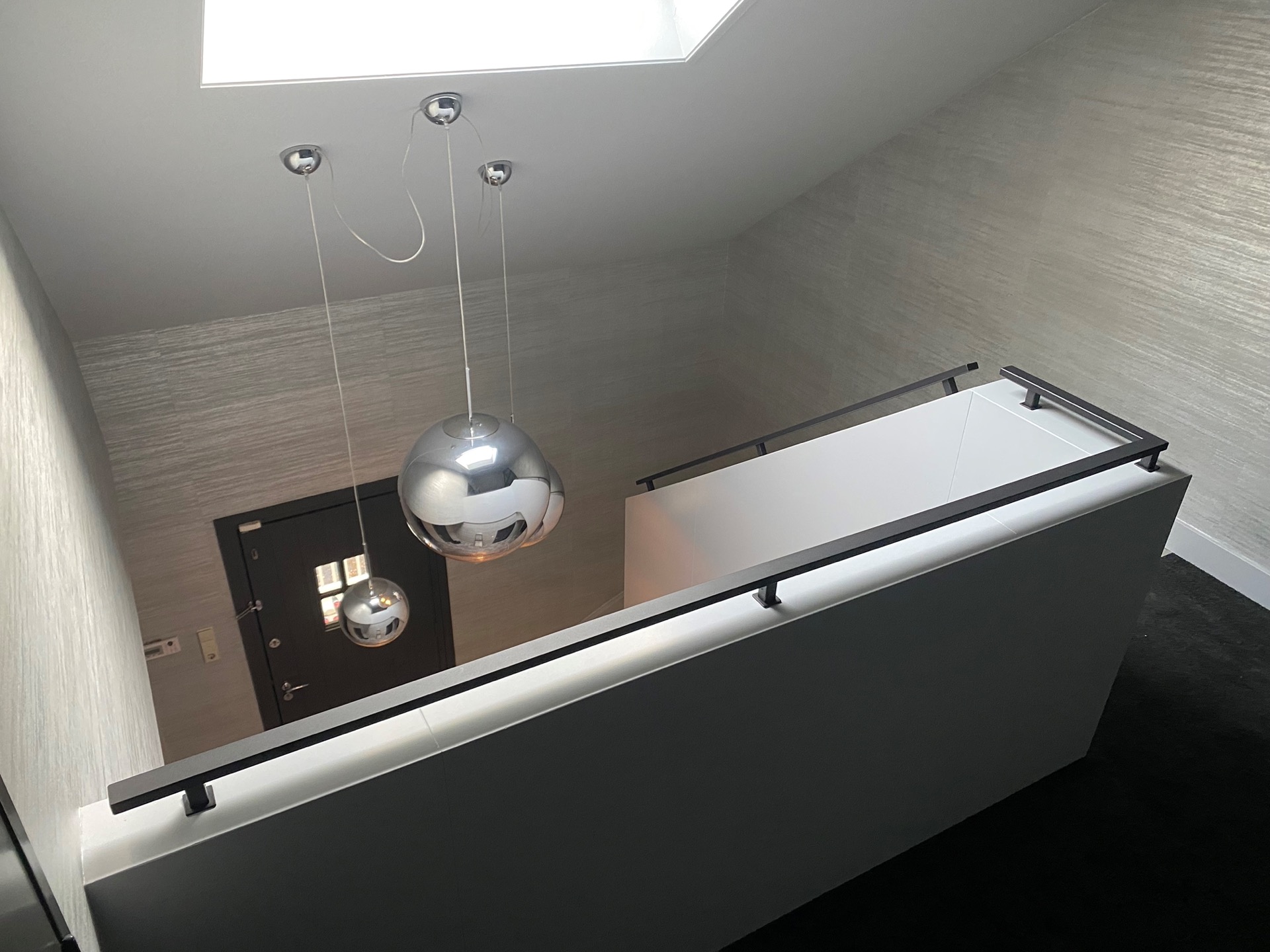 moderne trap met leuning