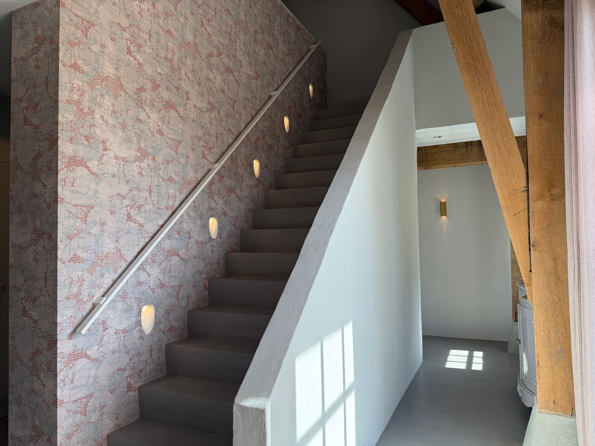 trap met moderne leuning
