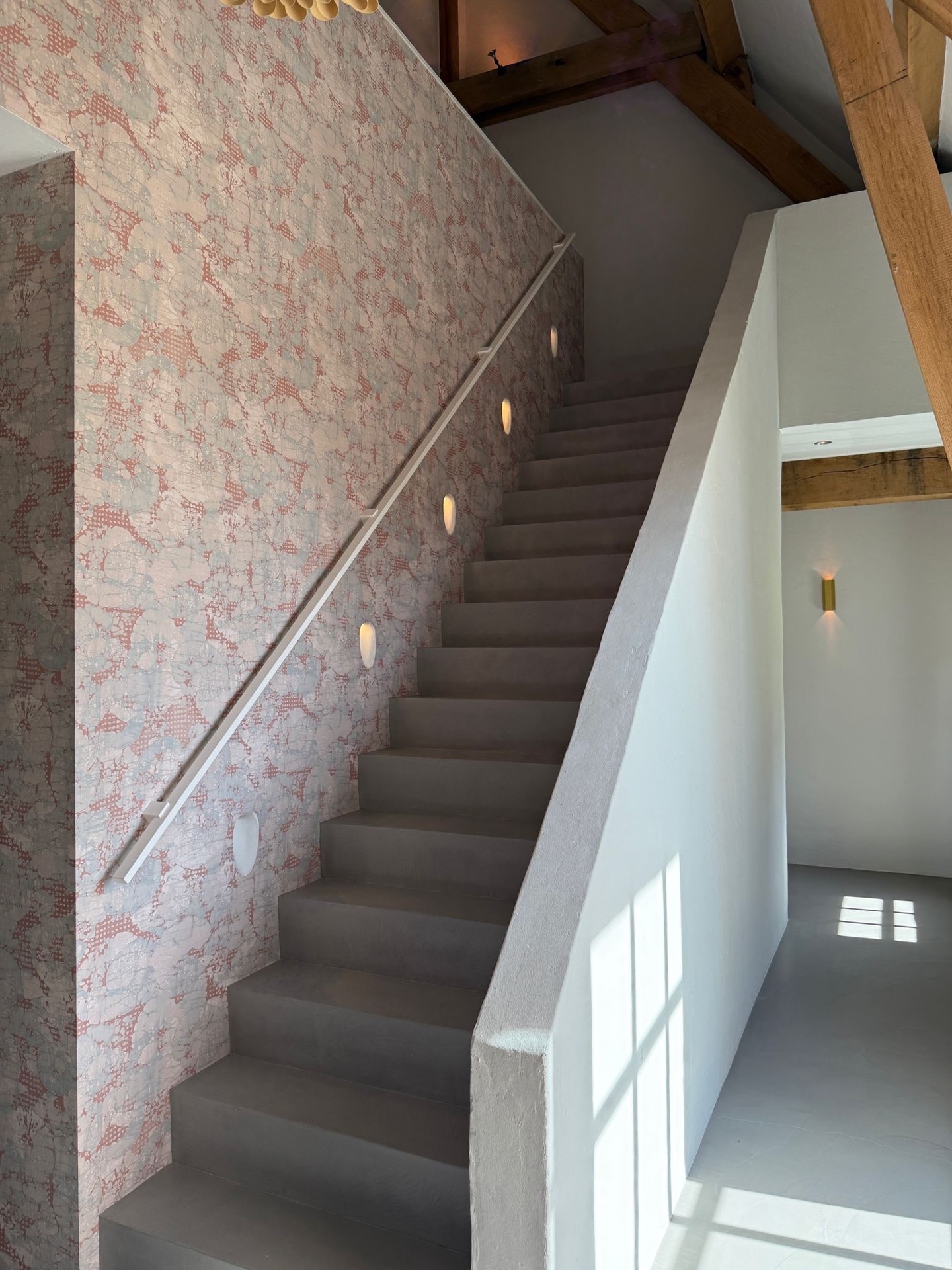 trap met moderne trapleuning
