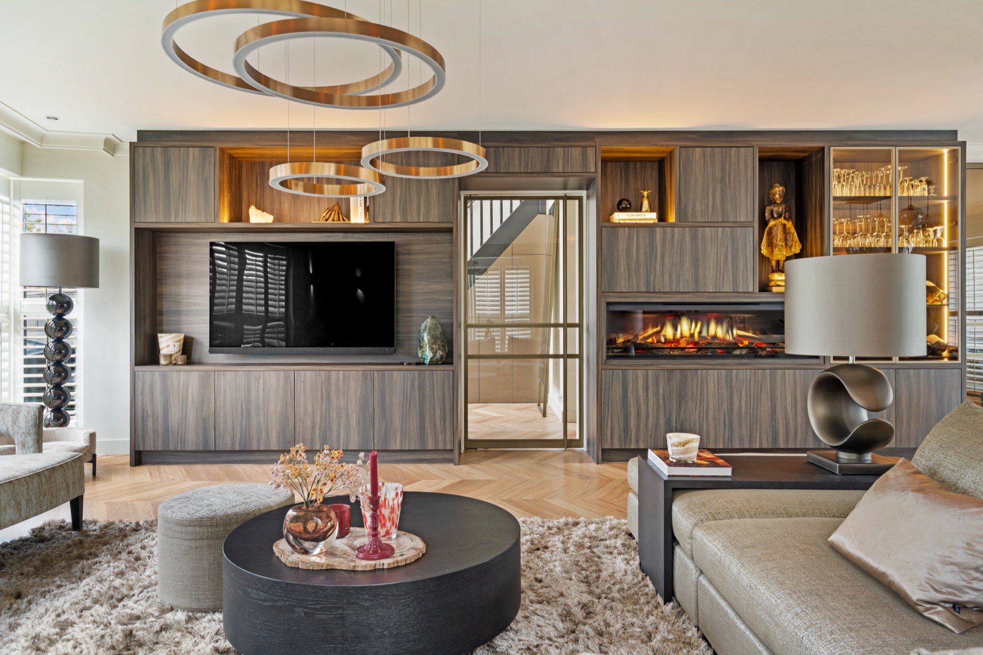 interieur woonkamer met bronzen stalen deuren