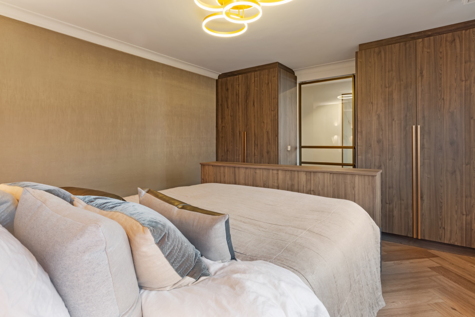 slaapkamer met stalen deur