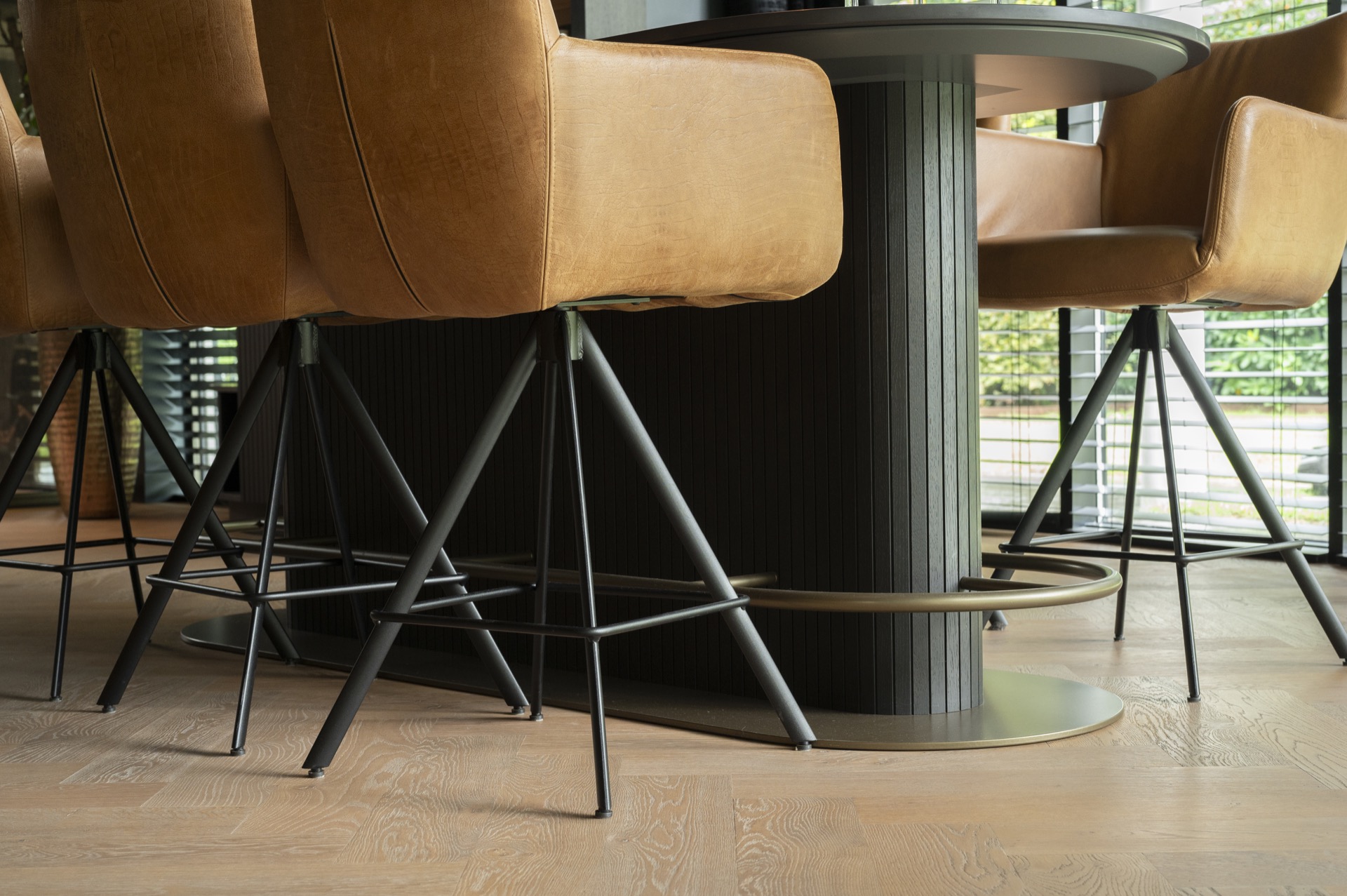 luxe stoel met stalen poot