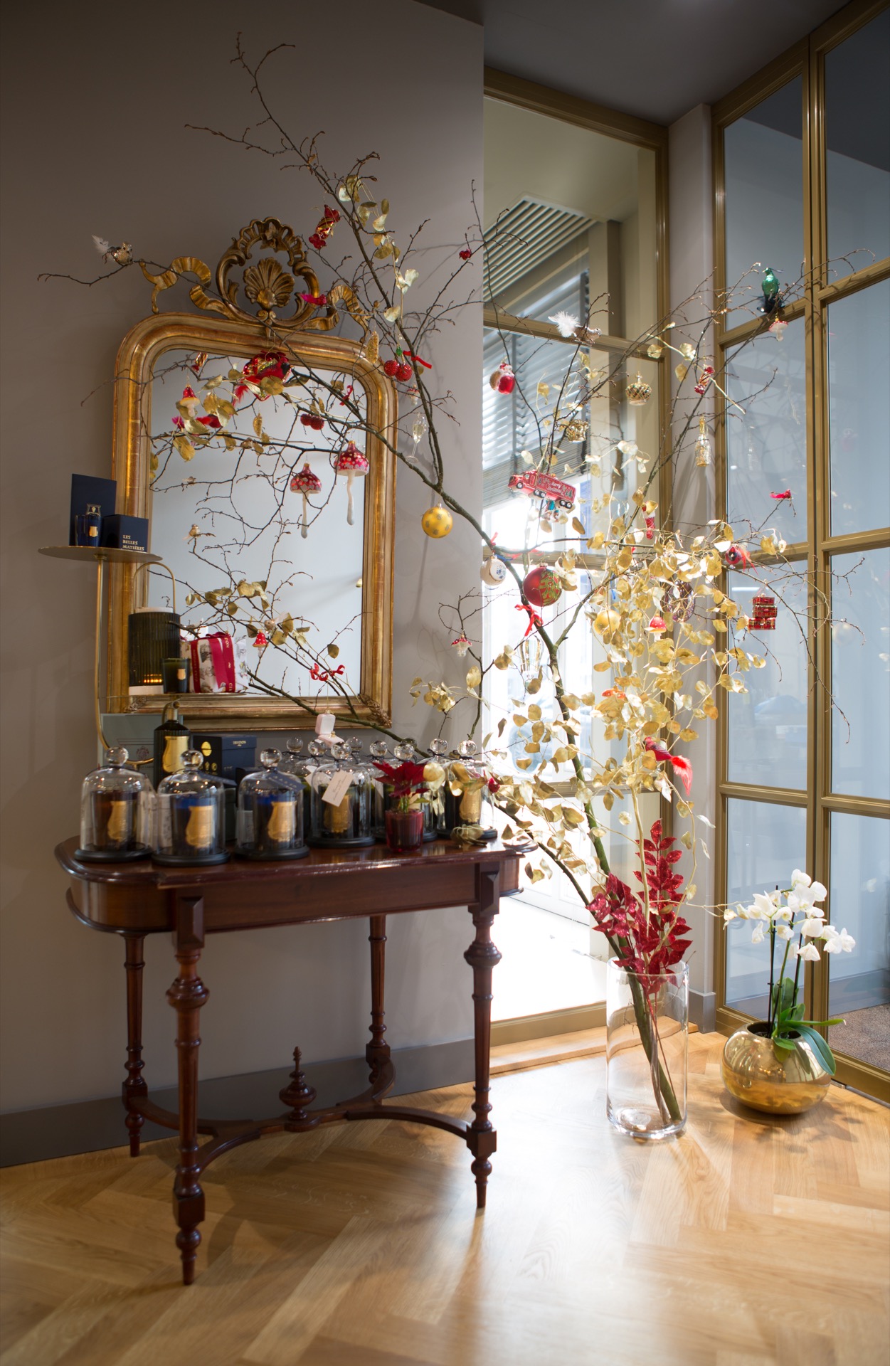interieur winkel met gouden deur