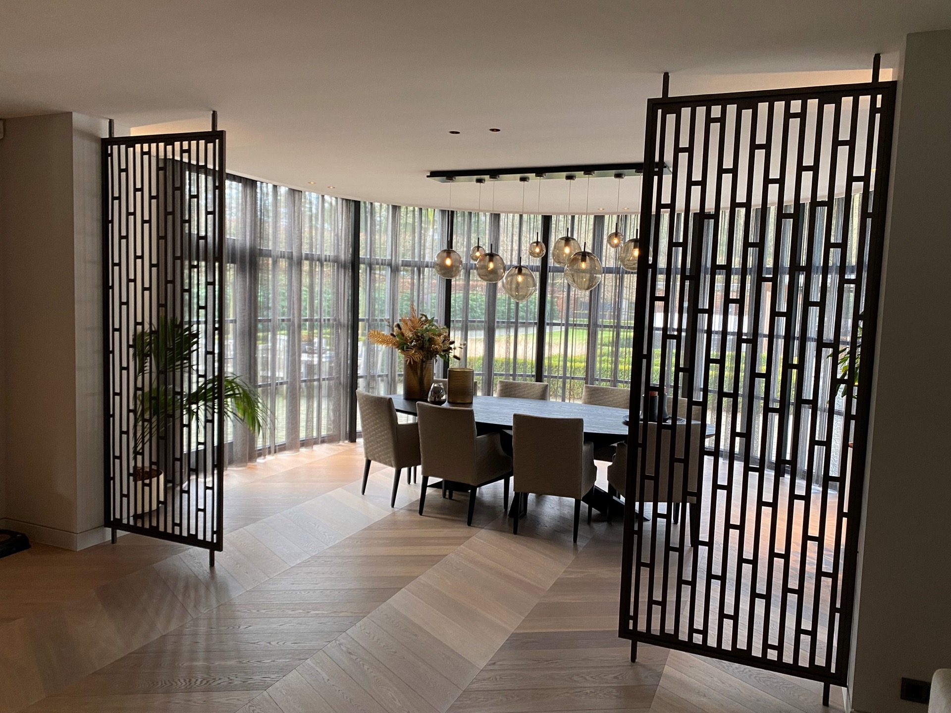 luxe eetkamer met stalen deur