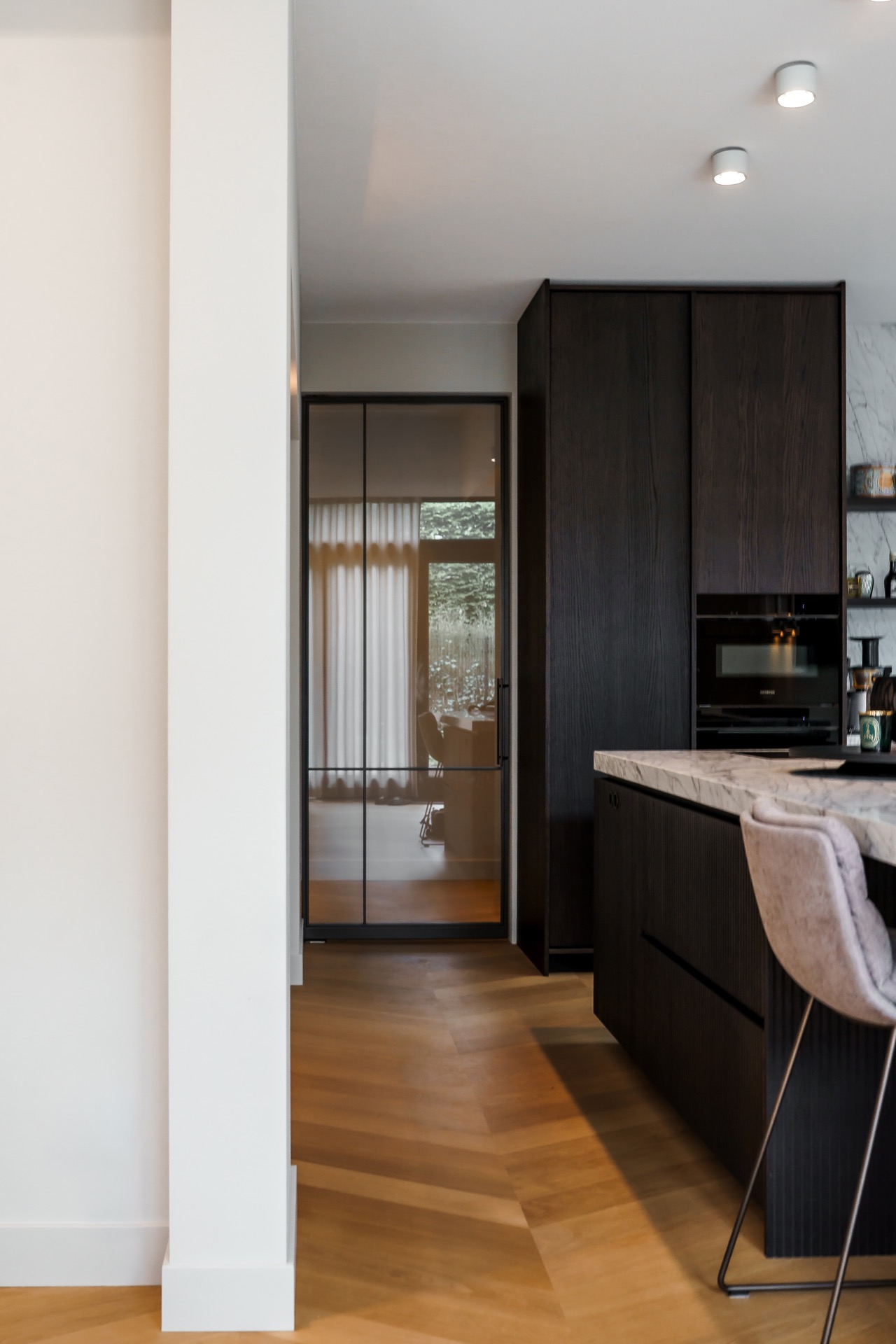 keuken met luxe stalen deur
