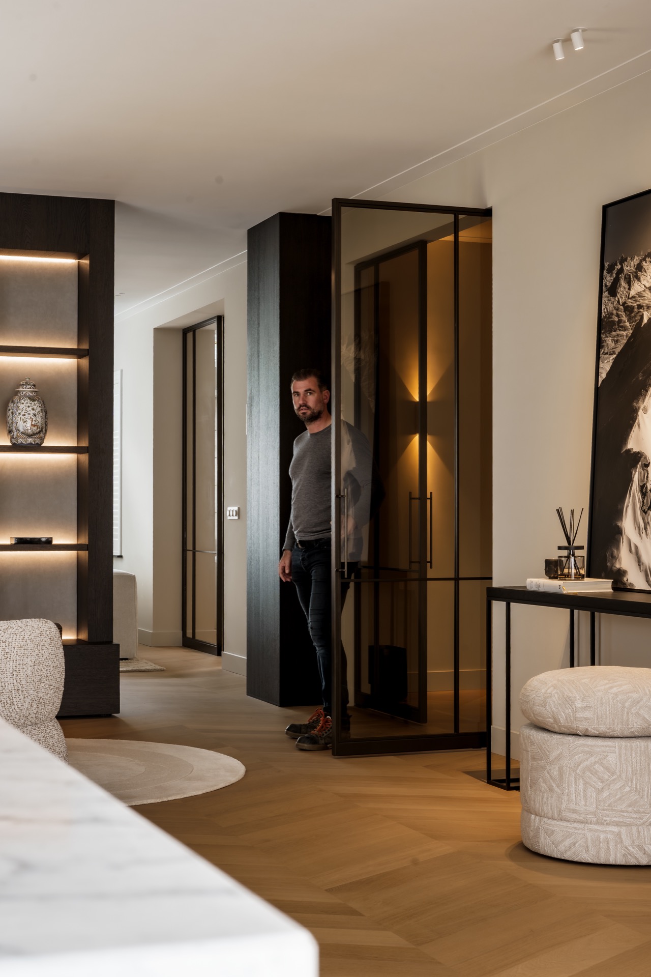woonkamer met luxe stalen deuren