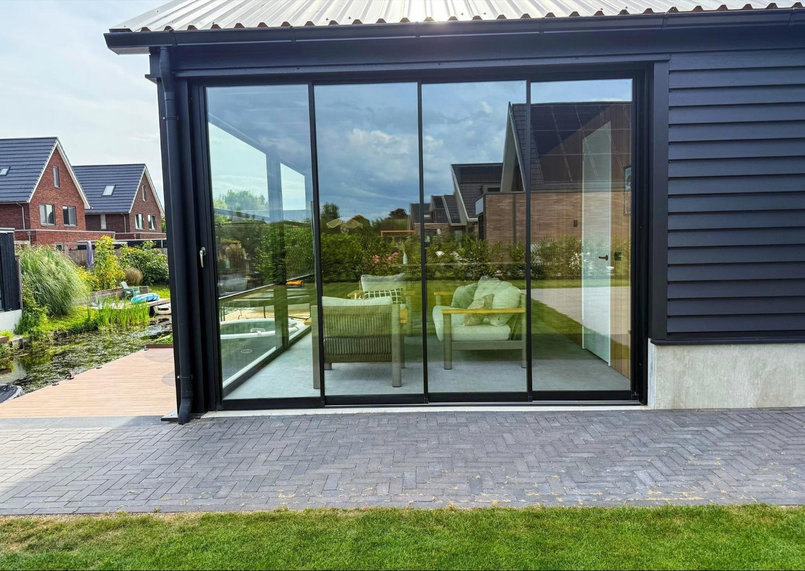 tuinkamer met luxe schuiframen