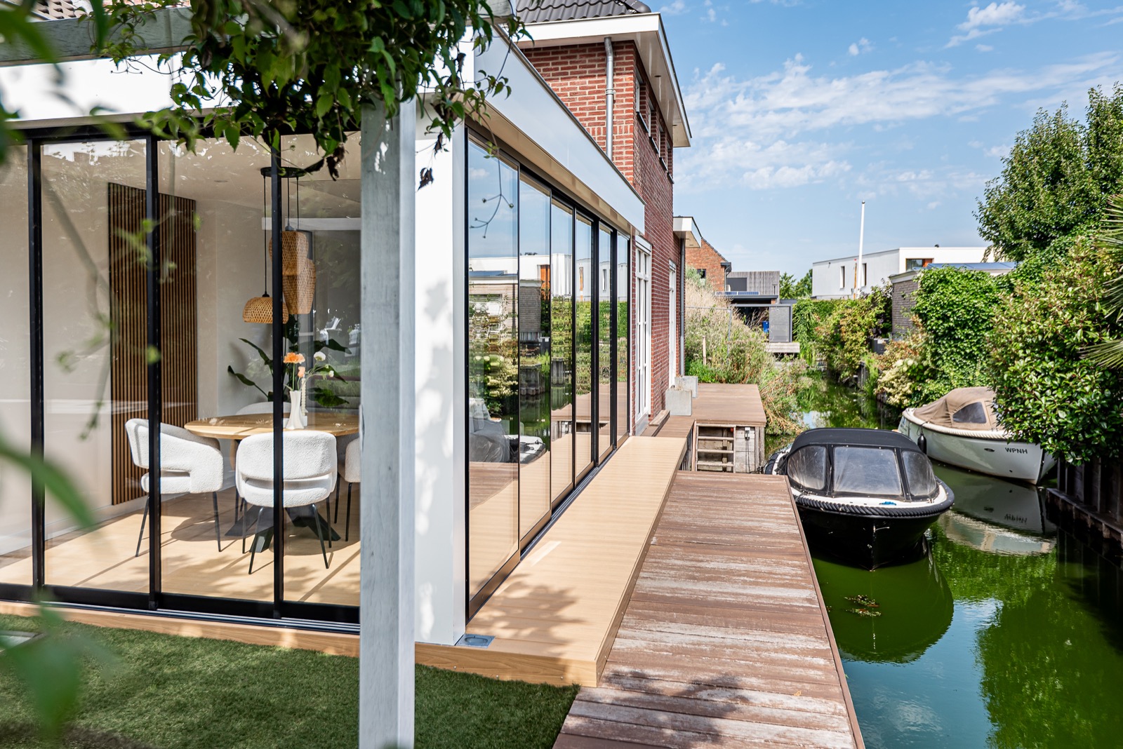 tuinkamer met glazen schuifwanden