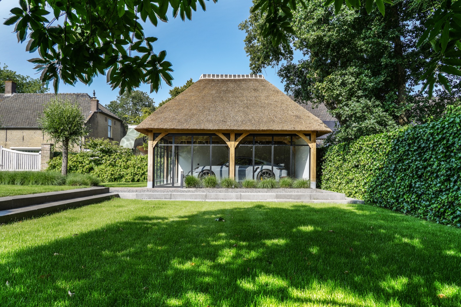 garage met rieten dak