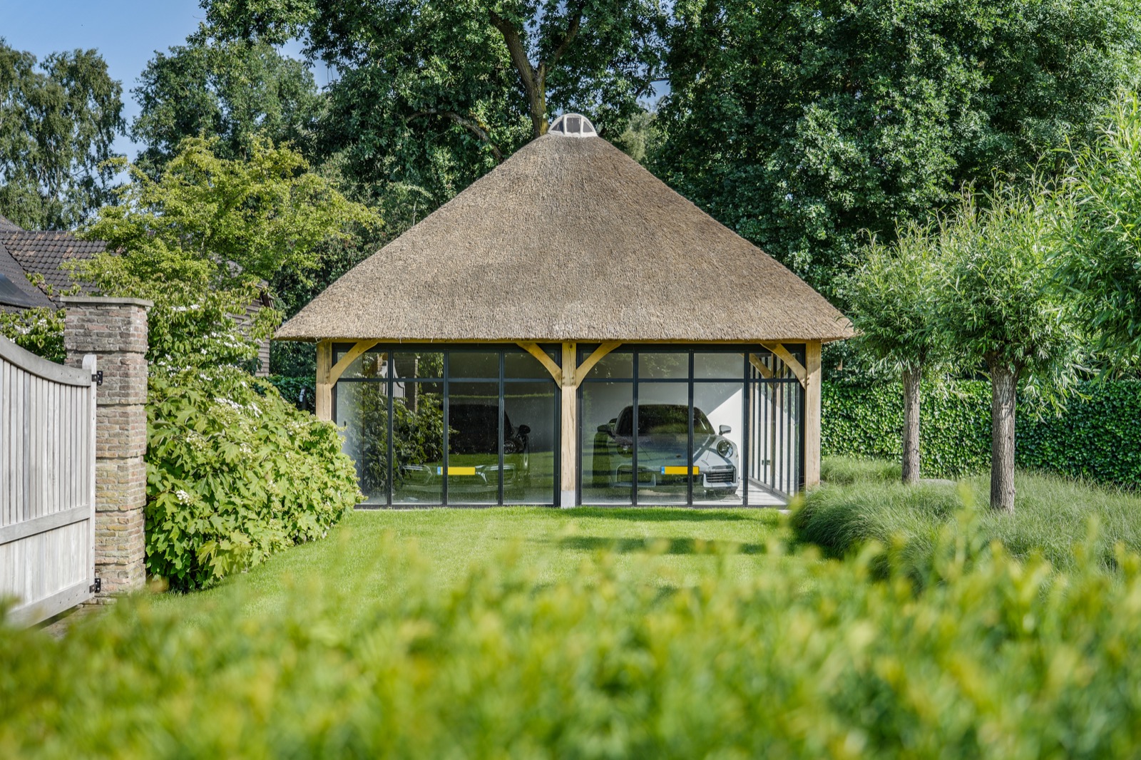 eiken garage met rieten dak