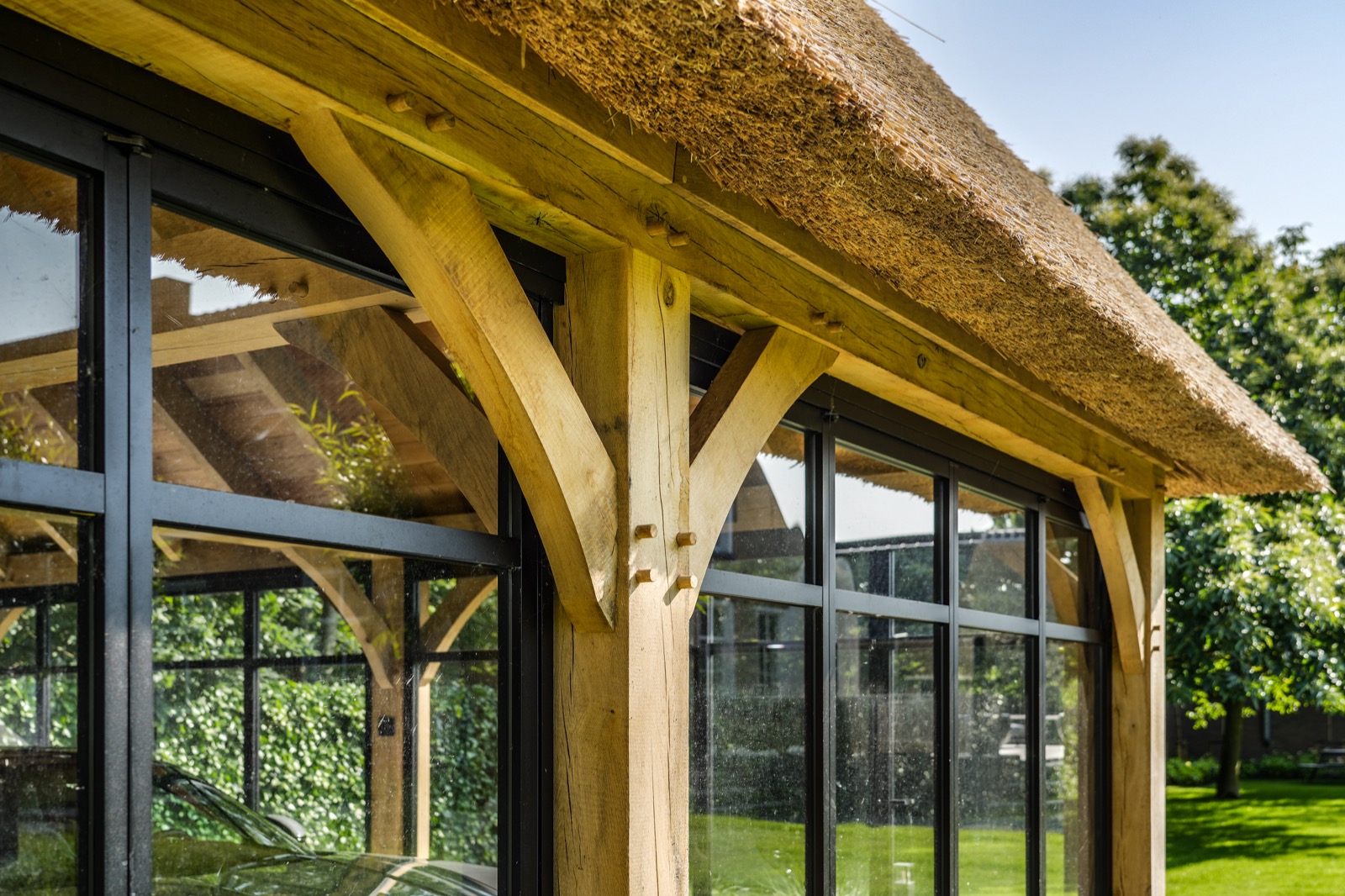 details houten bijgebouw met glas