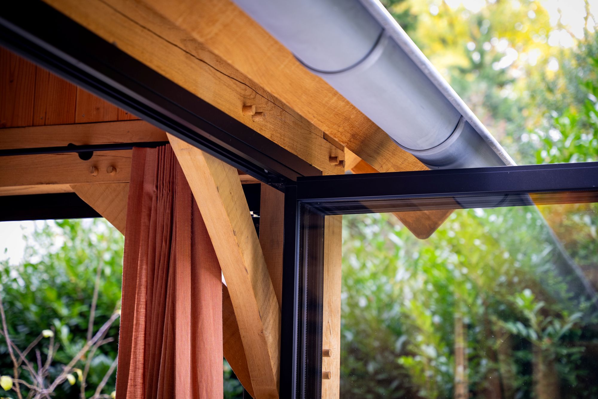 kozijn houten gebouw