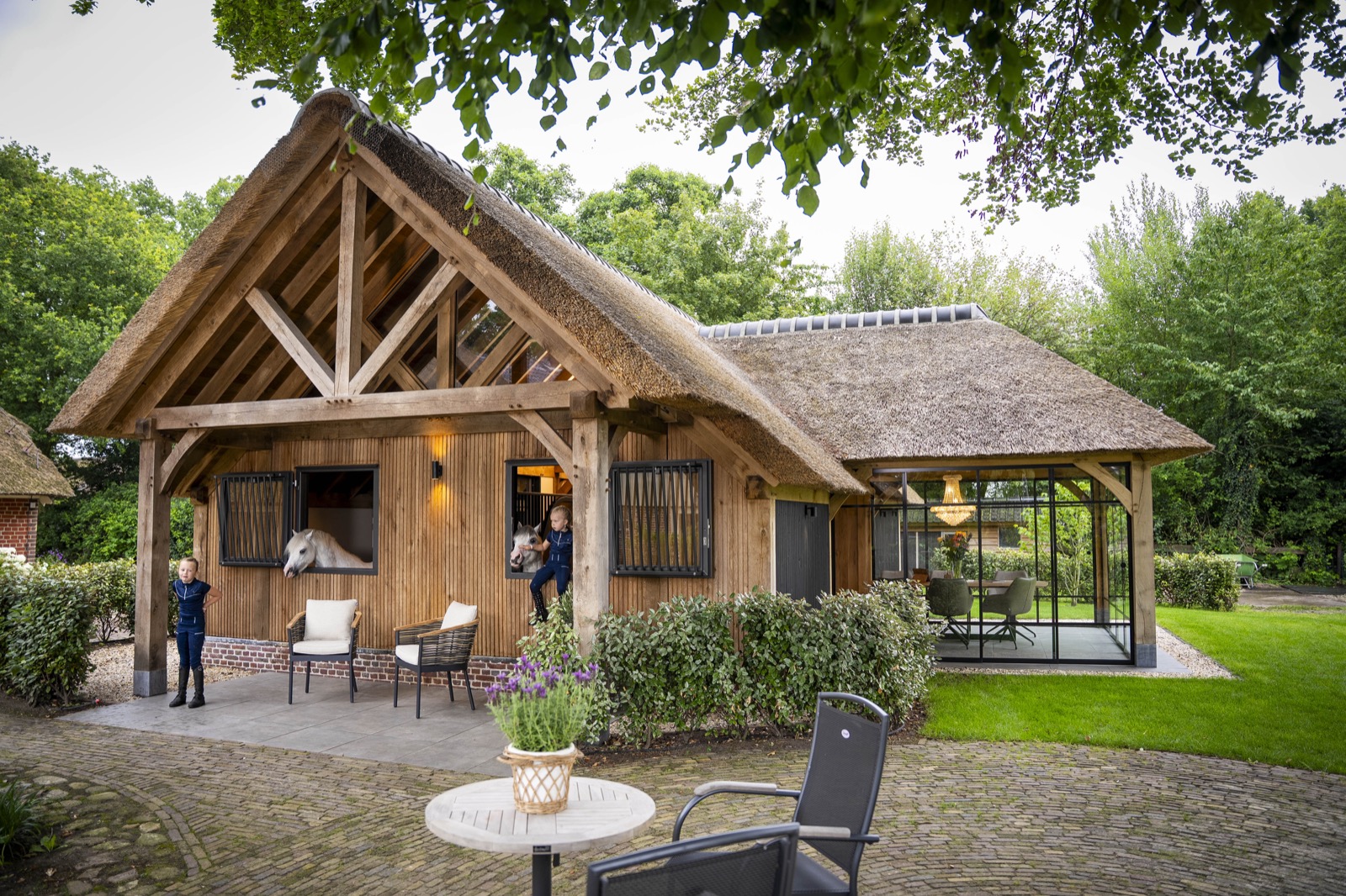 luxe stal met rieten dak