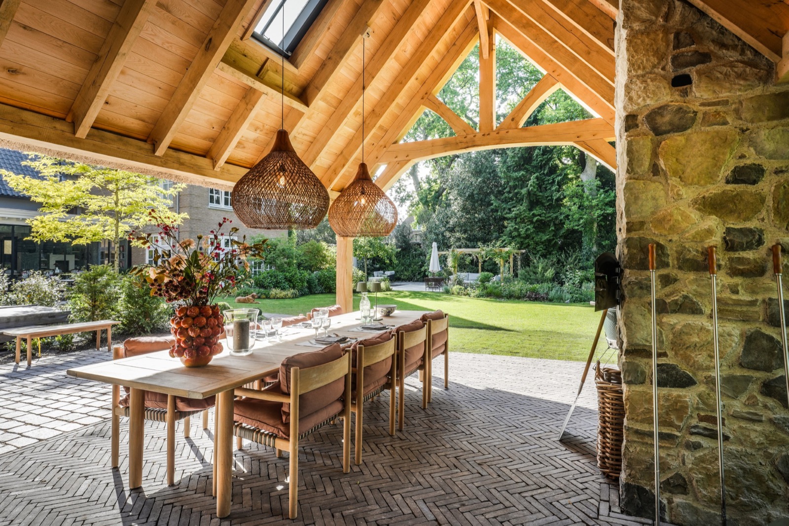 terrasoverkapping met tuintafel en stoelen